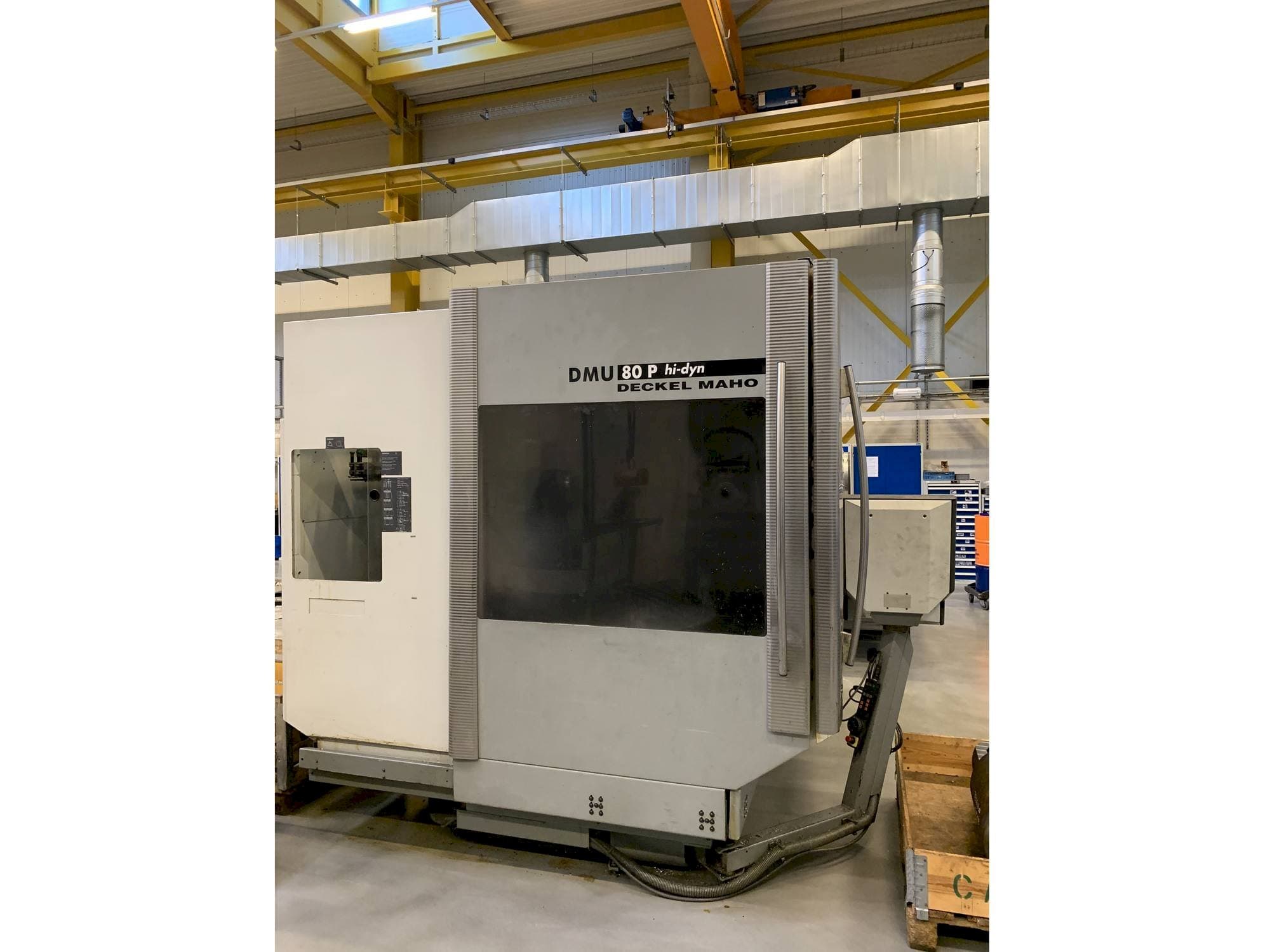Vista frontal de la máquina DECKEL MAHO DMU 80 P hi-dyn