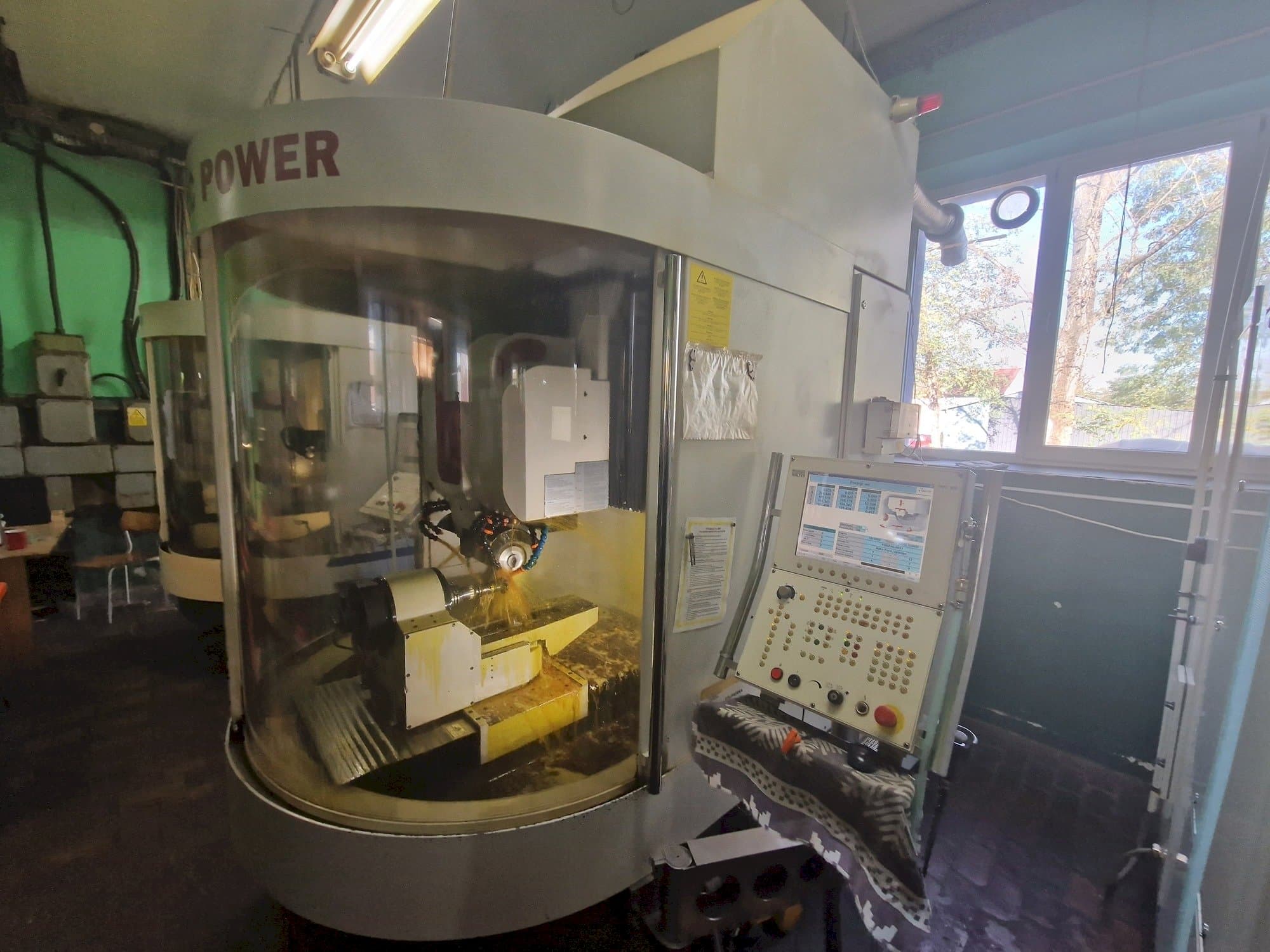 Vista frontal de la máquina WALTER Helitronic Power