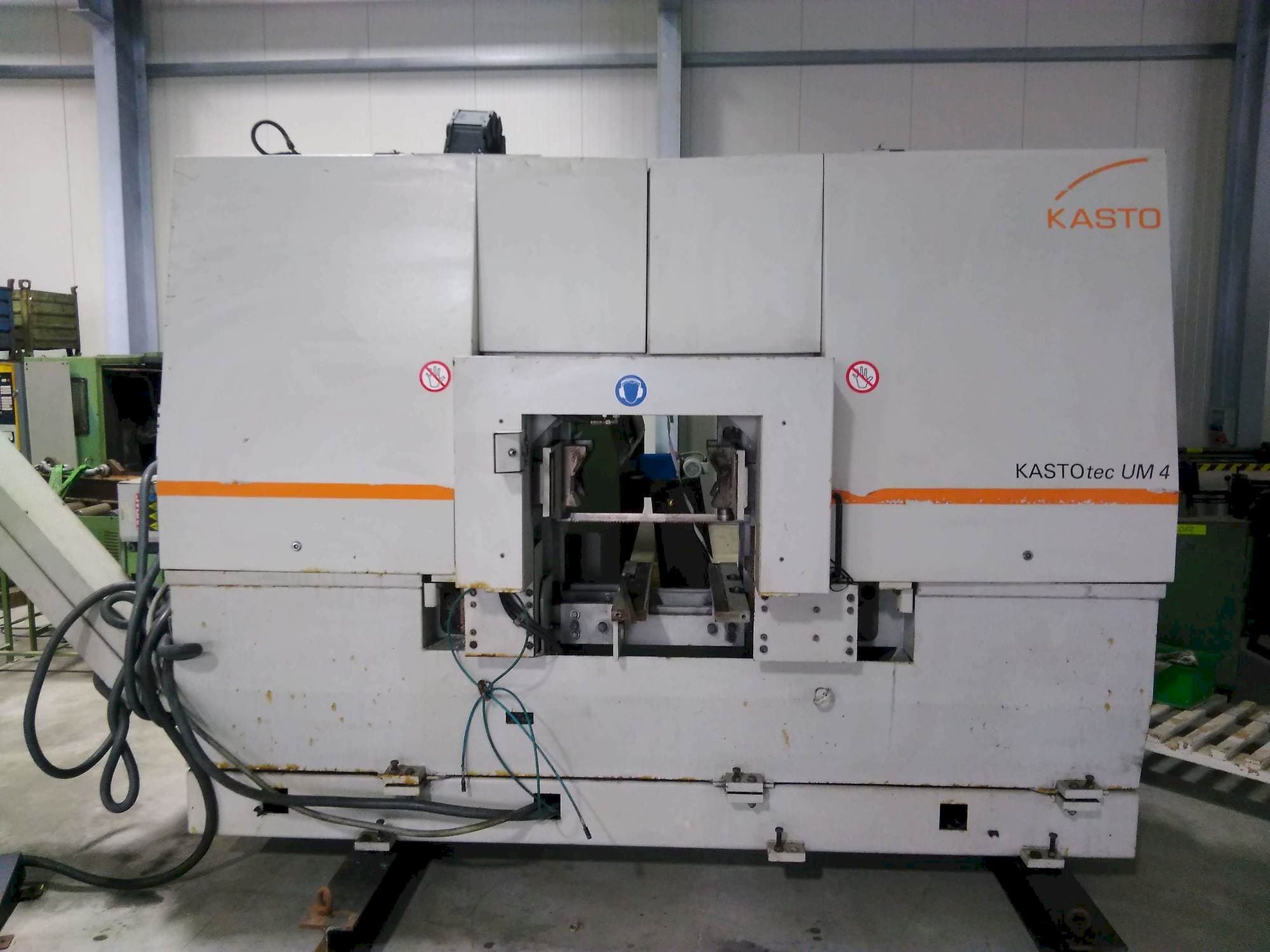 Vista frontal de la máquina KASTO TEC UM 4