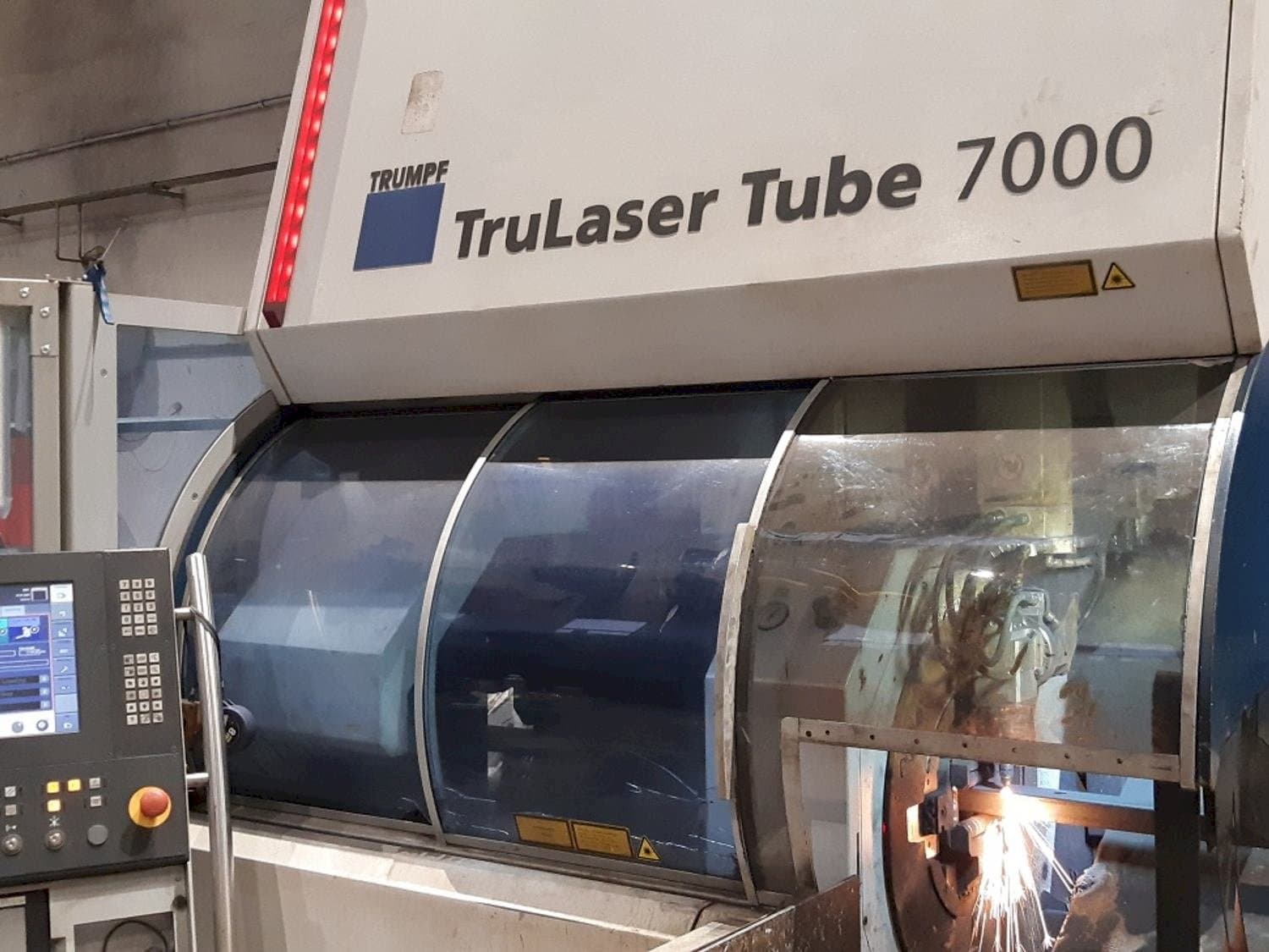 Vista frontal de la máquina Trumpf TruLaser Tube 7000