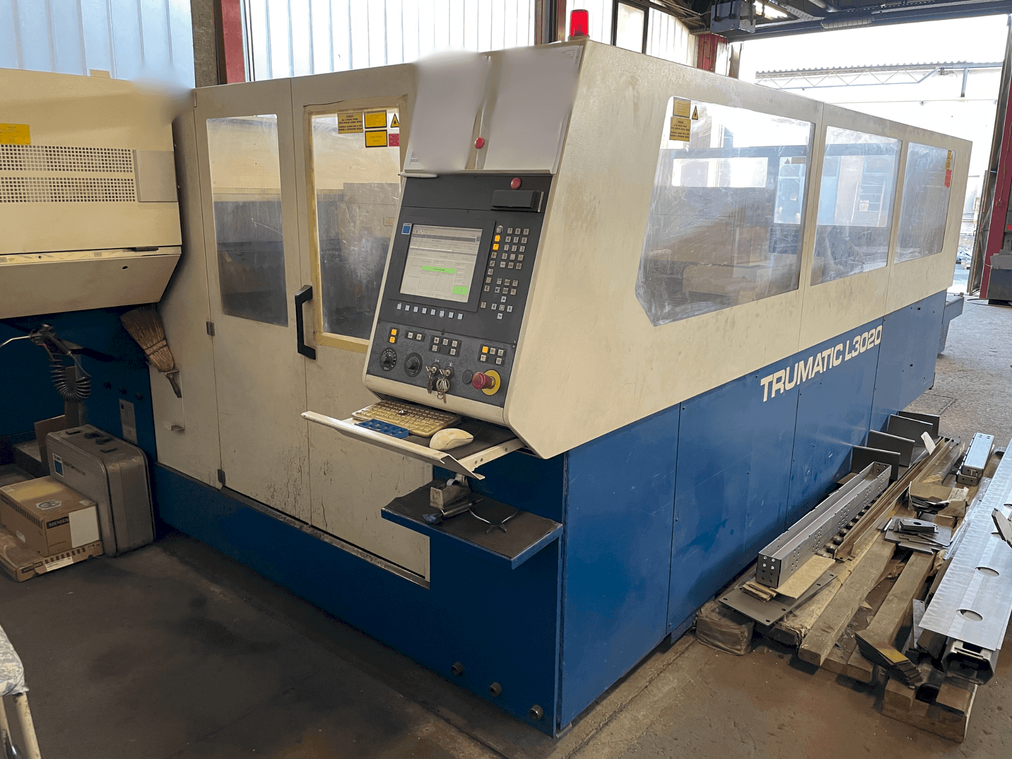 Vista frontal de la máquina TRUMPF Trumatic TC L3020