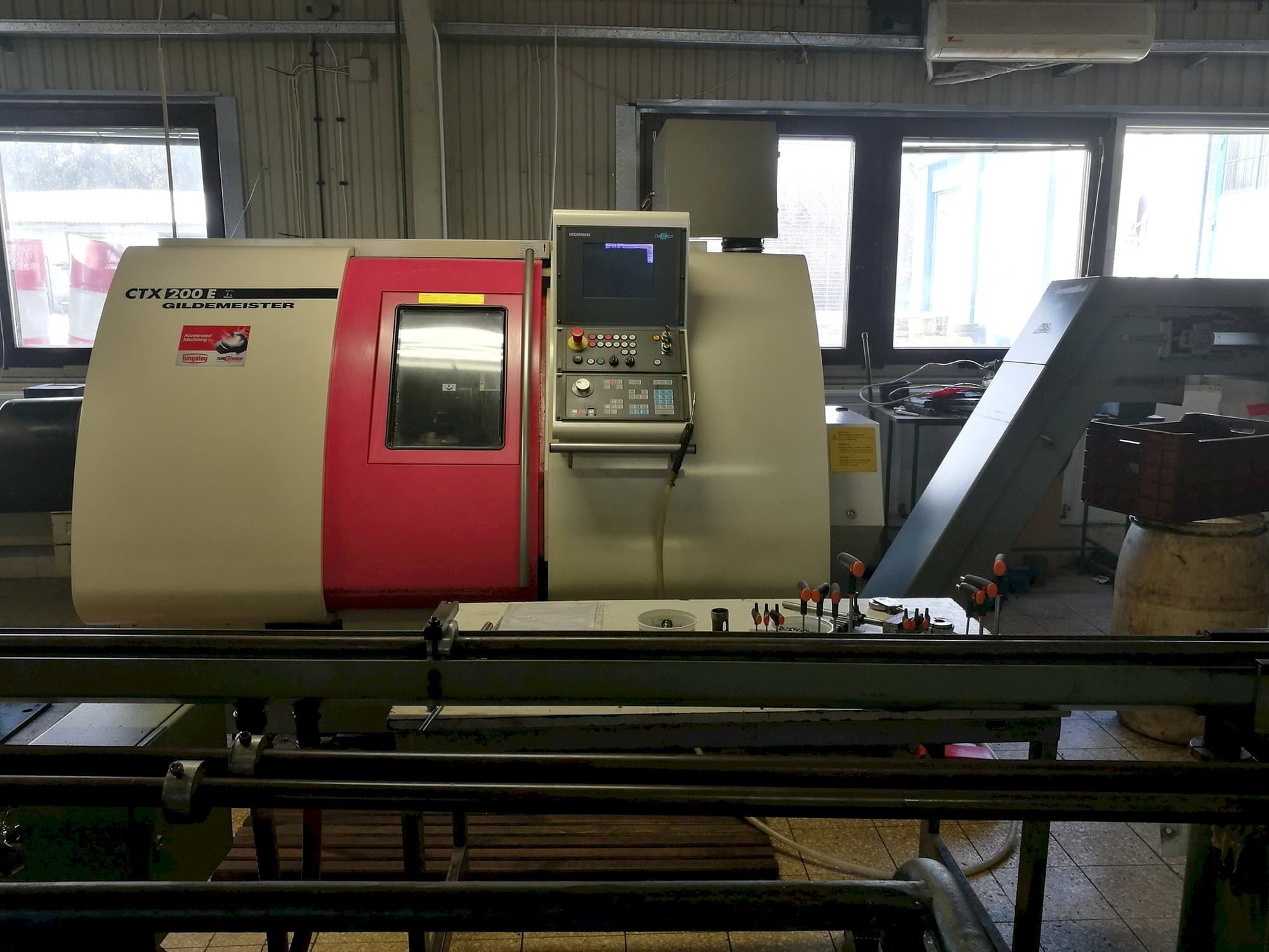 Vista frontal de la máquina Gildemeister CTX 200 E