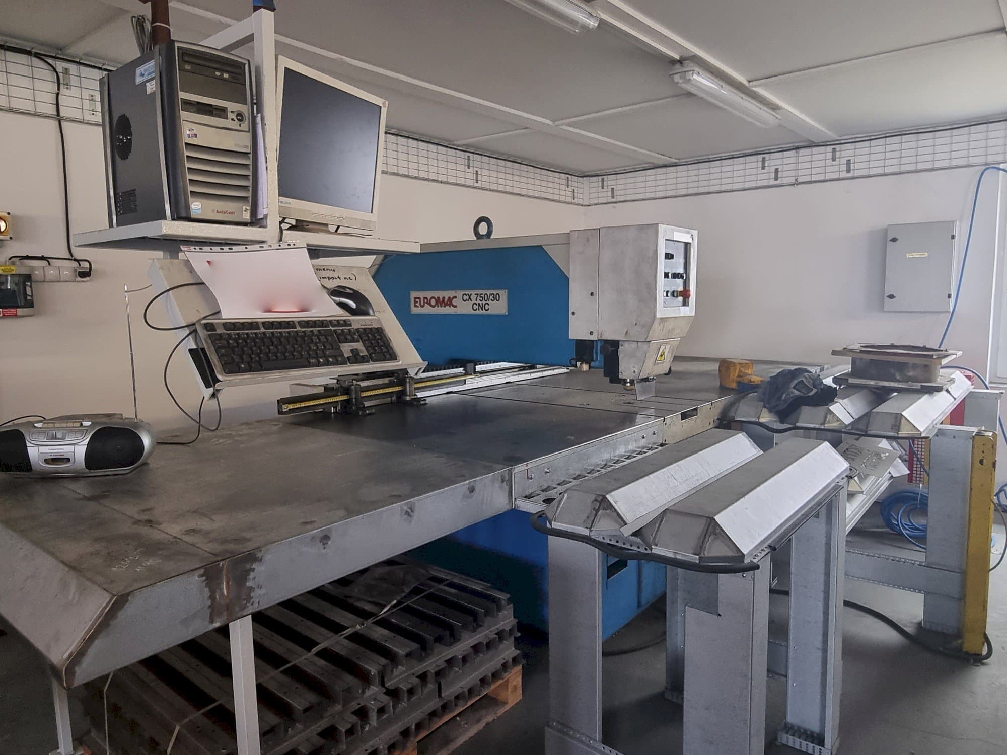 Vista frontal de la máquina Euromac CX 750/30 CNC