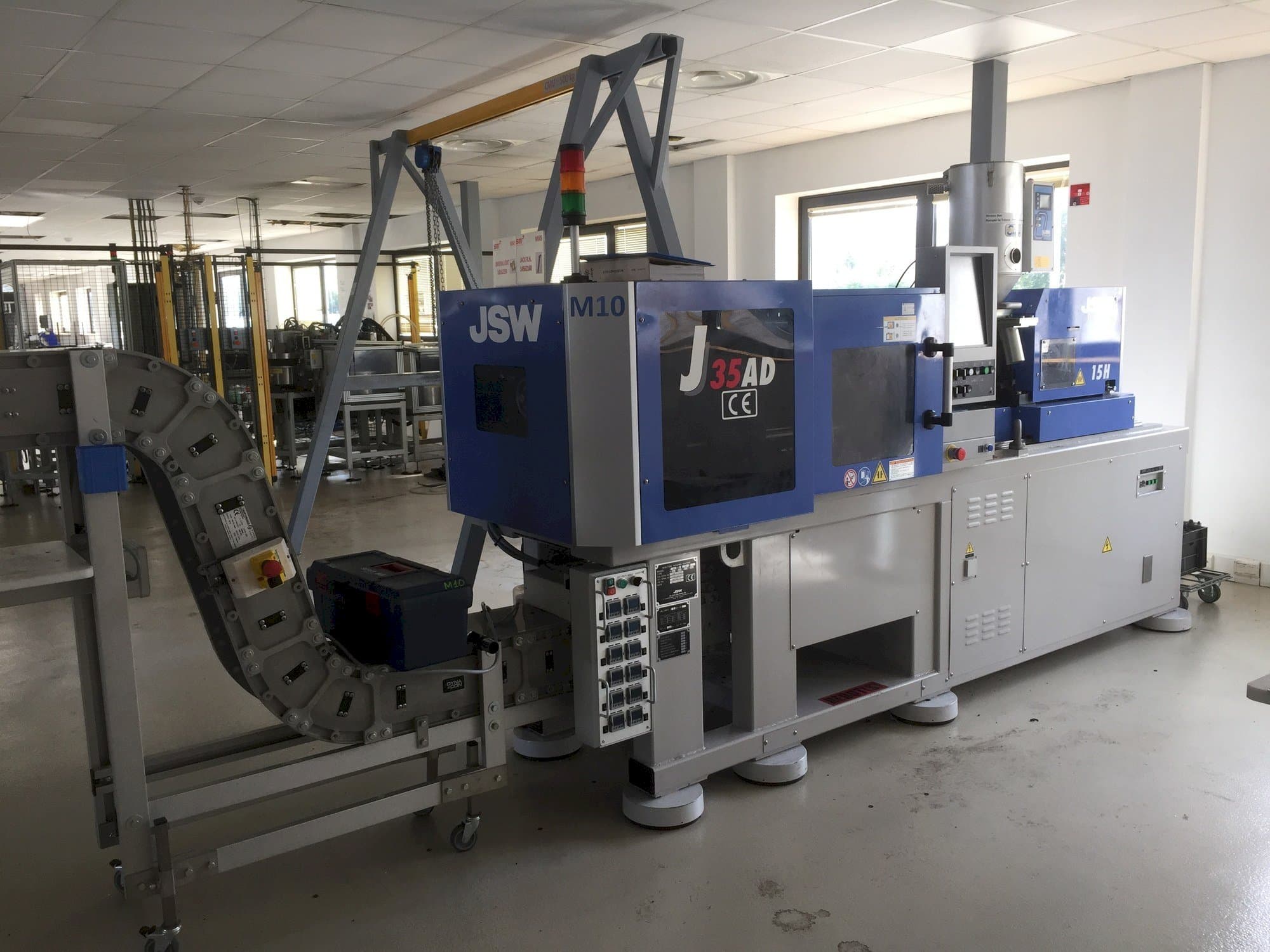 Vista frontal de la máquina JSW J 35 AD 15 H