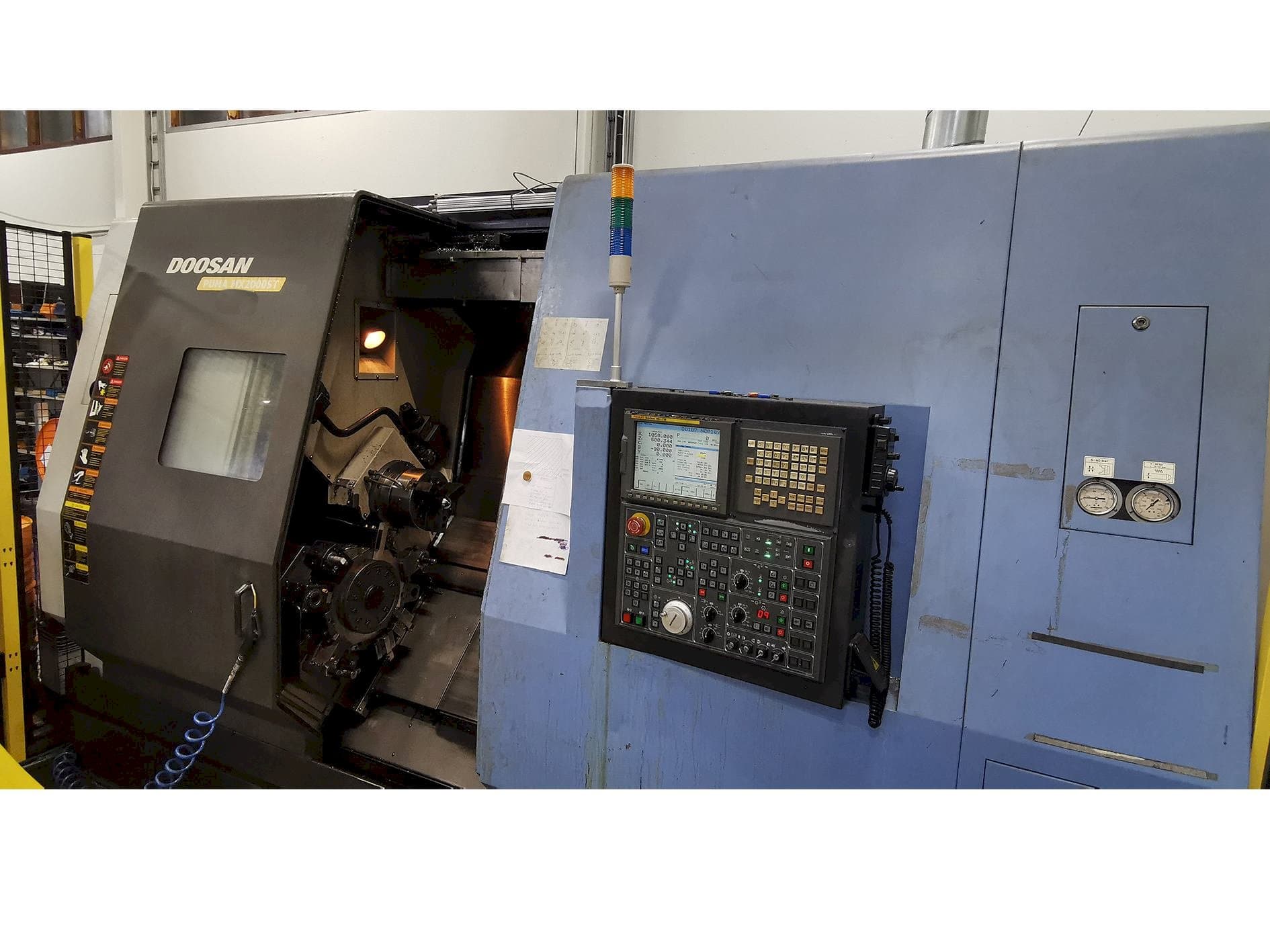 Vista frontal de la máquina Doosan Puma MX 2000 ST