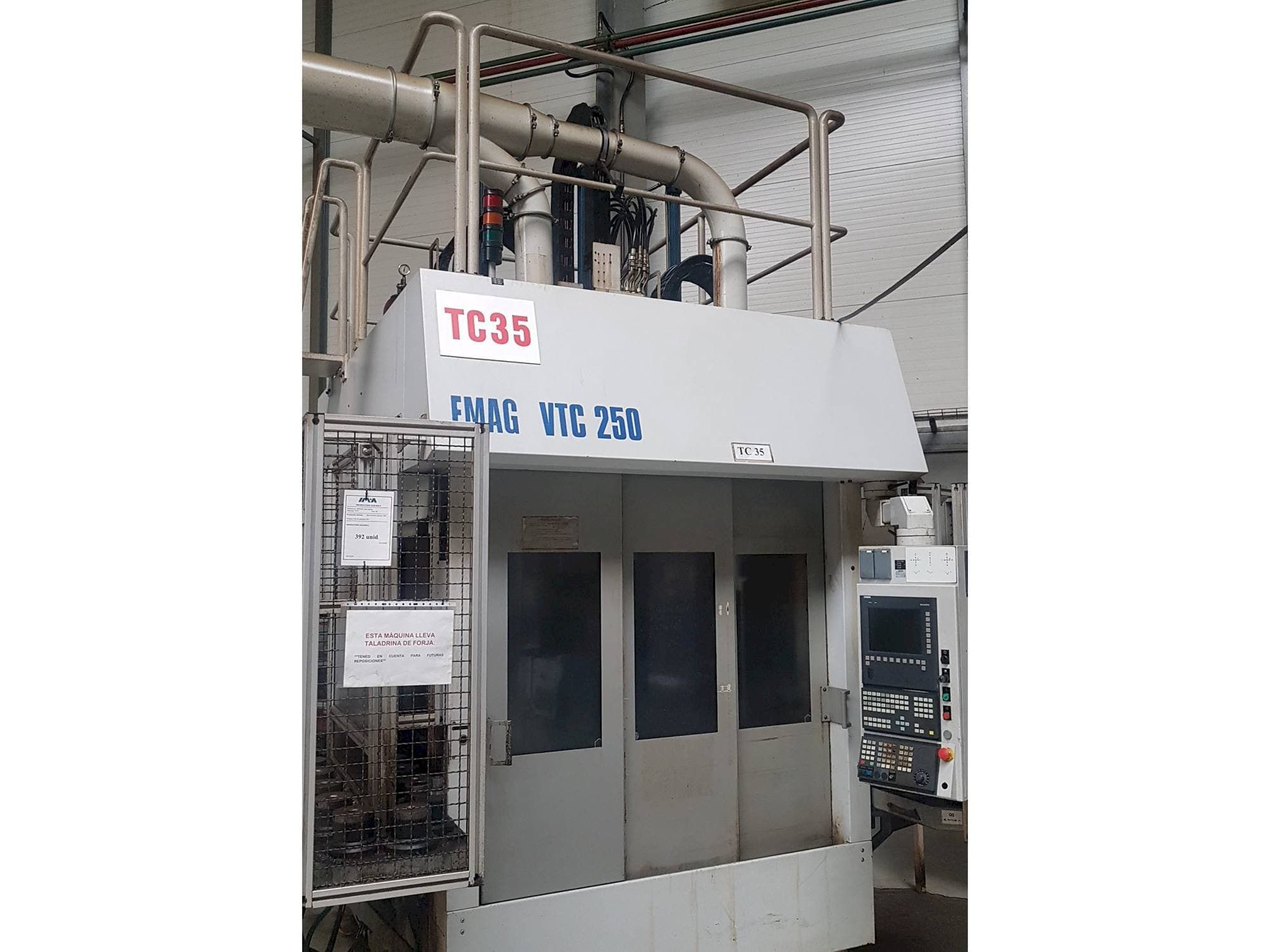 Vista frontal de la máquina EMAG VTC 250