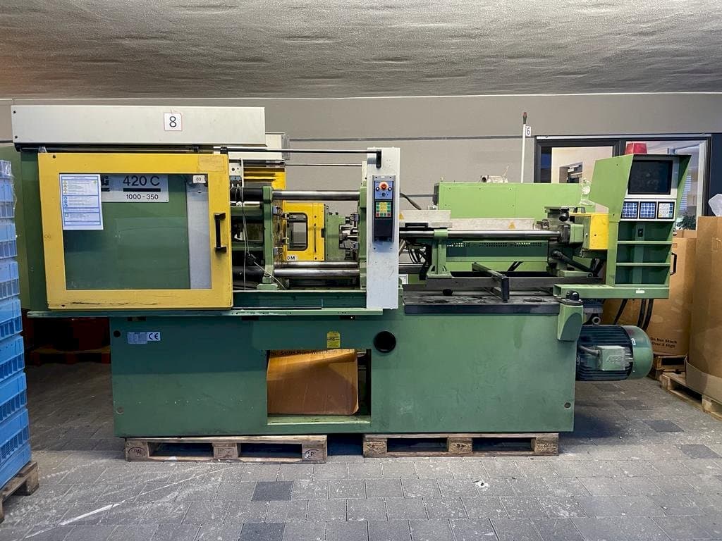 Vista frontal de la máquina Arburg 420C mit