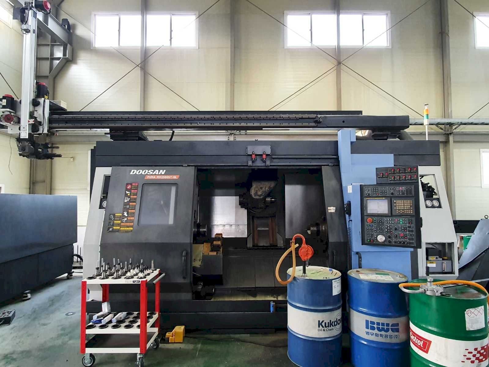 Vista frontal de la máquina Doosan Puma MX2500ST-GL