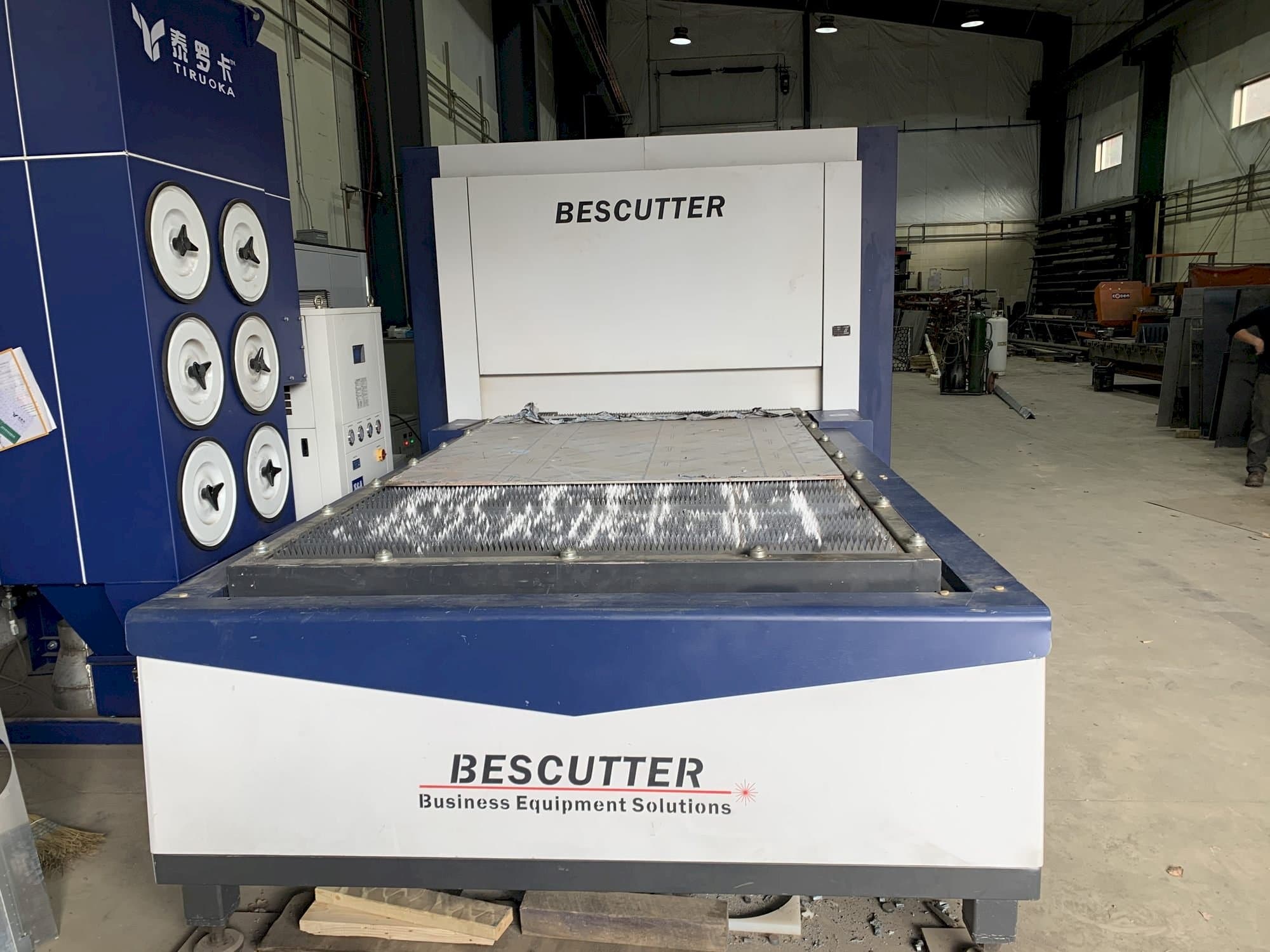 Vista frontal de la máquina BESCUTTER Tital-8000W IPG