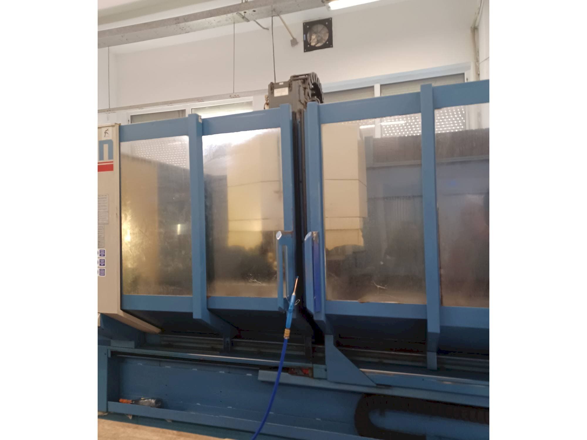 Vista frontal de la máquina CHIRON FZ 18 L