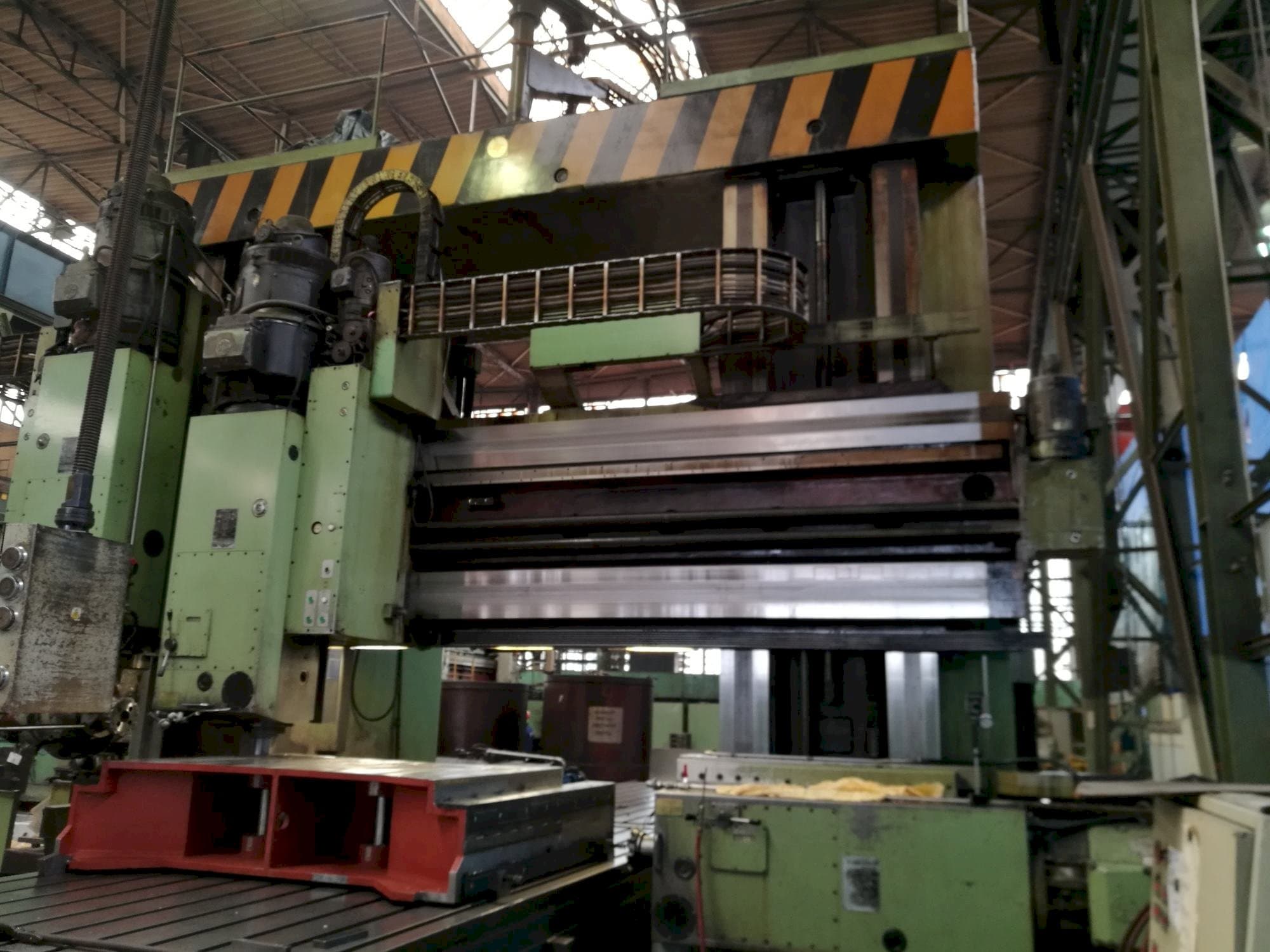 Vista frontal de la máquina TOS FRV-D 20 x 40