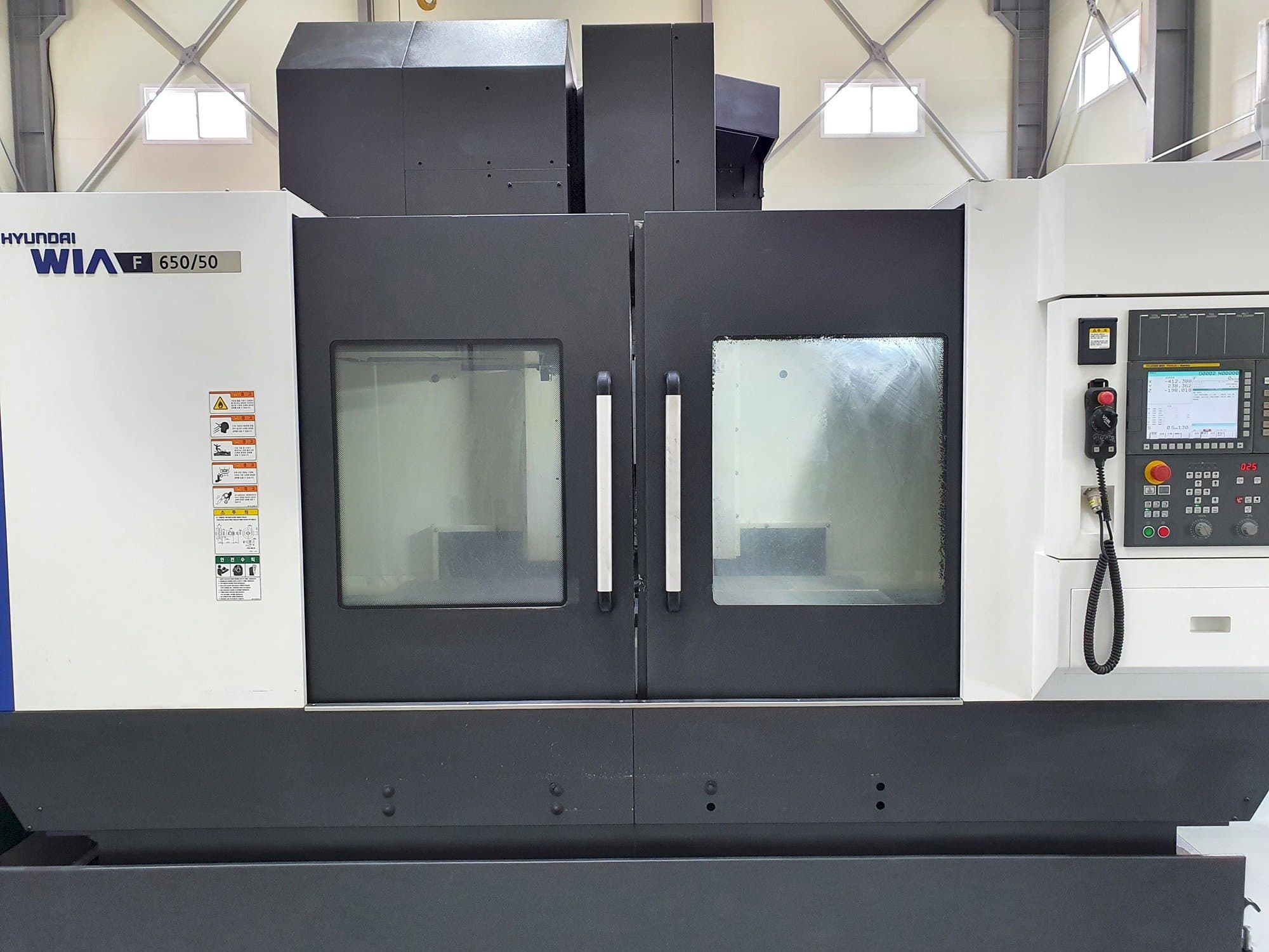 Vista frontal de la máquina Hyundai Wia F650/50