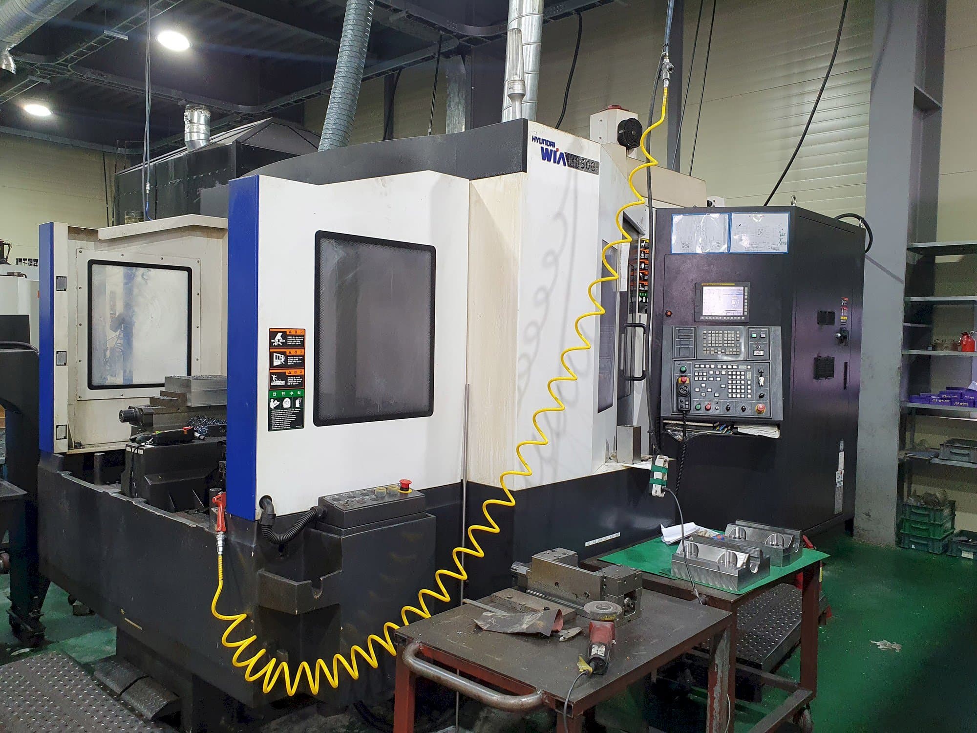 Vista frontal de la máquina Hyundai Wia KH50G