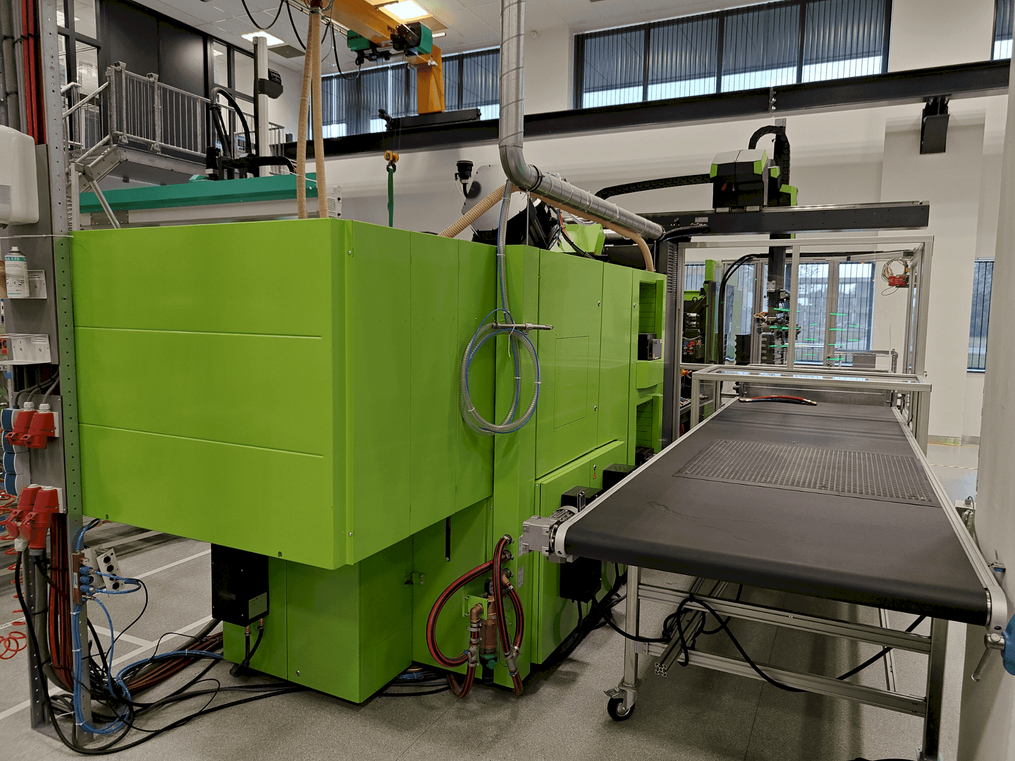 Vista frontal de la máquina Engel e-victory 740H/50W/220 combi + Viper 20