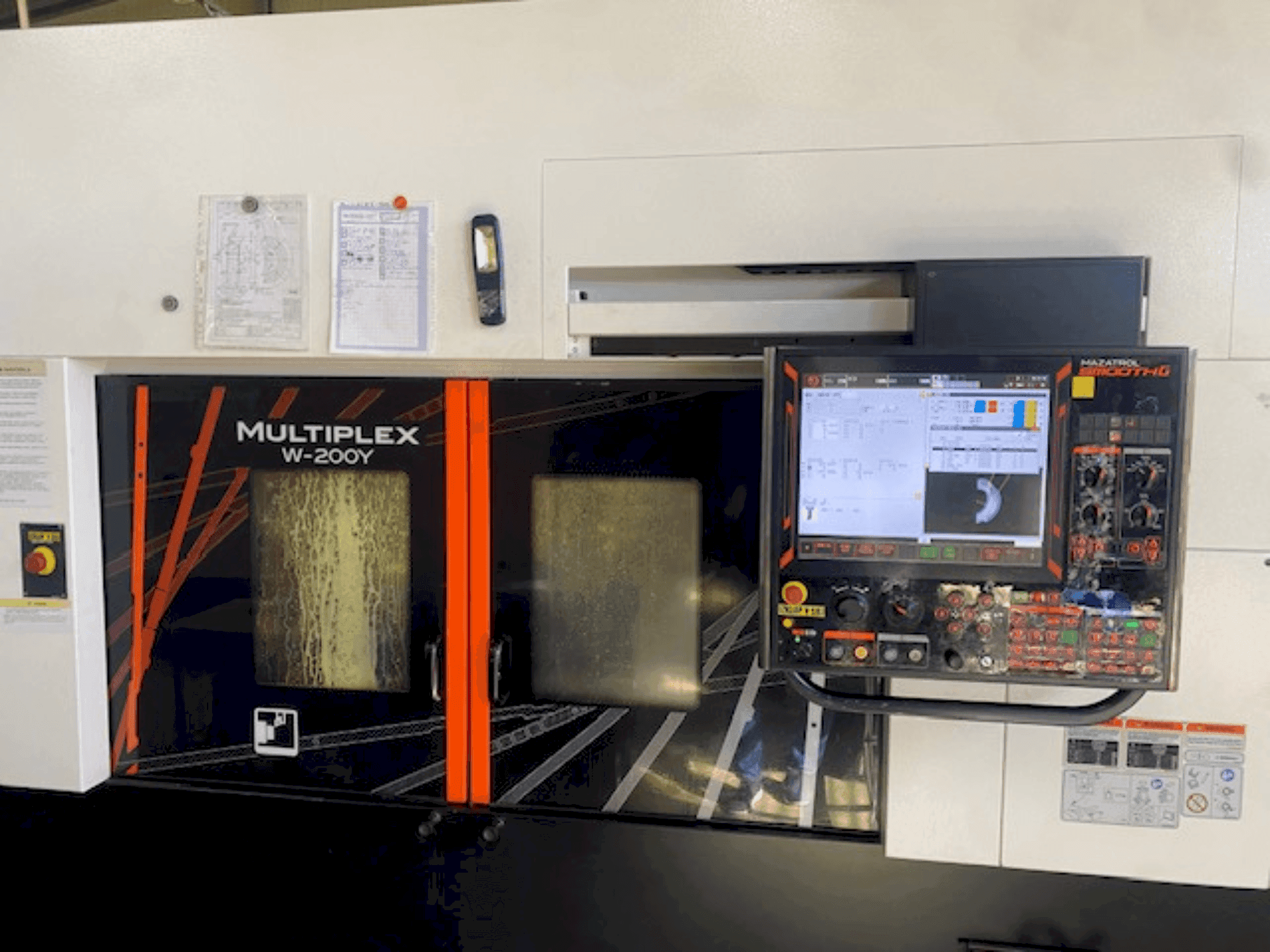Vista frontal de la máquina Mazak multiplex 200 y