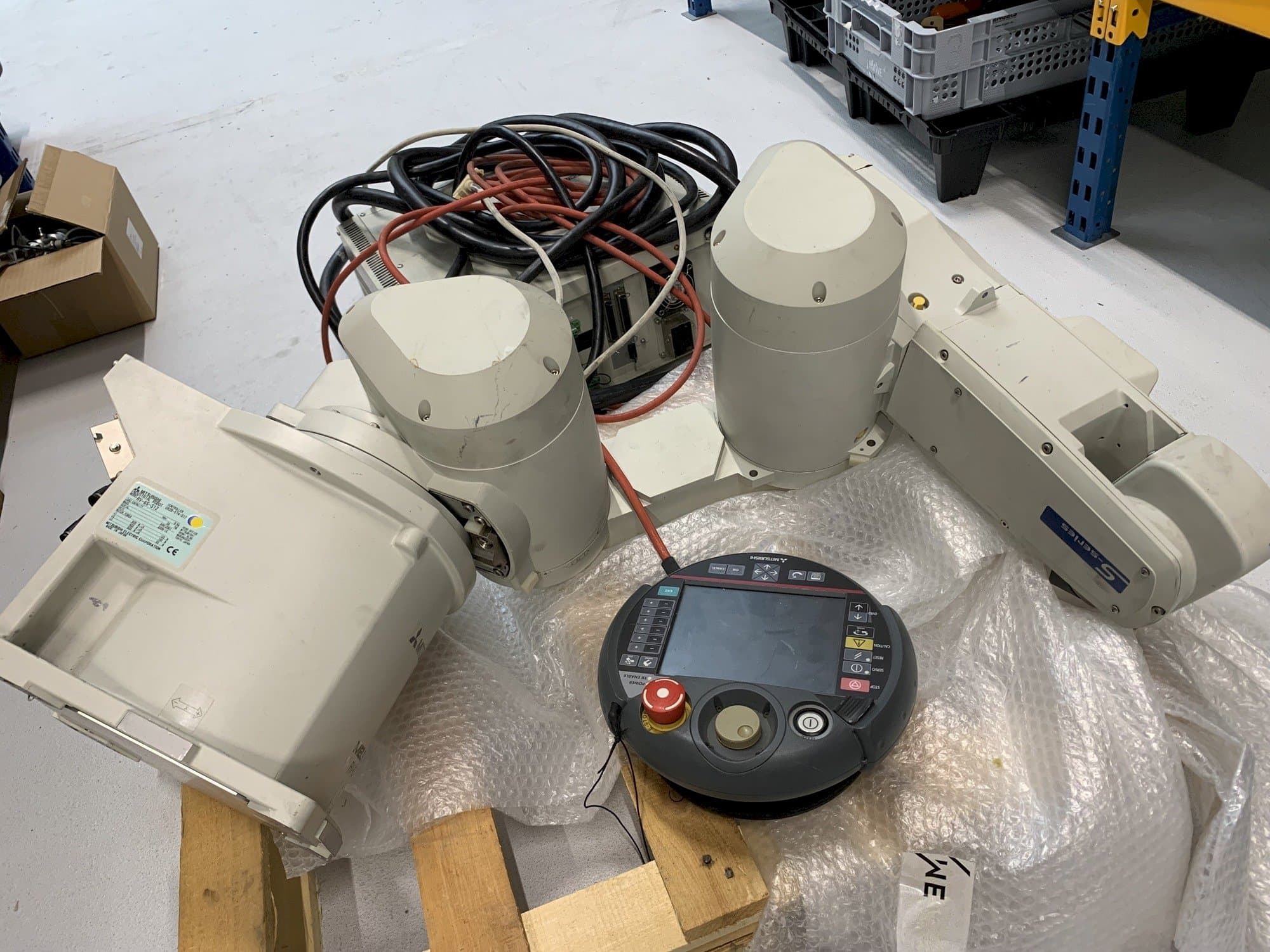 Vista frontal de la máquina Mitsubishi Melfa RV 6S