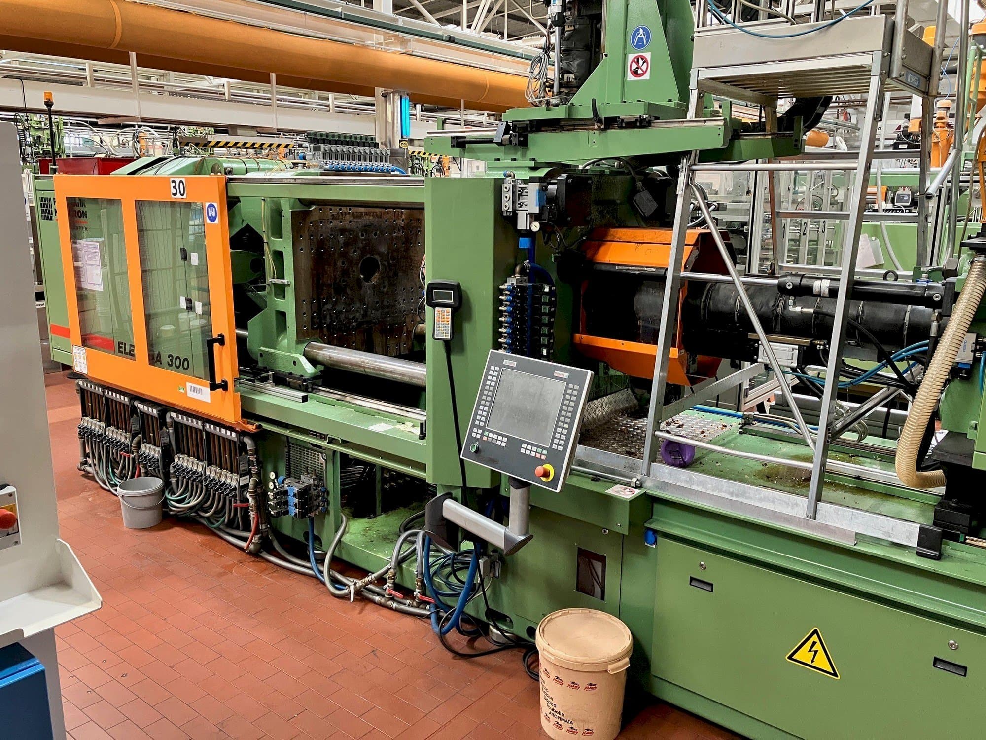 Vista frontal de la máquina FERROMATIK MILACRON Europe Elektra 300