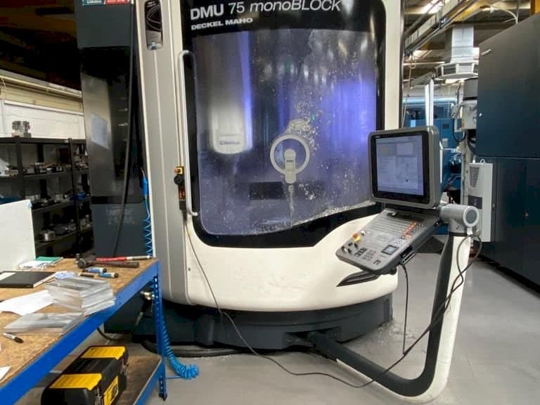 Vista frontal de la máquina DMG MORI DMU75 monoBLOCK