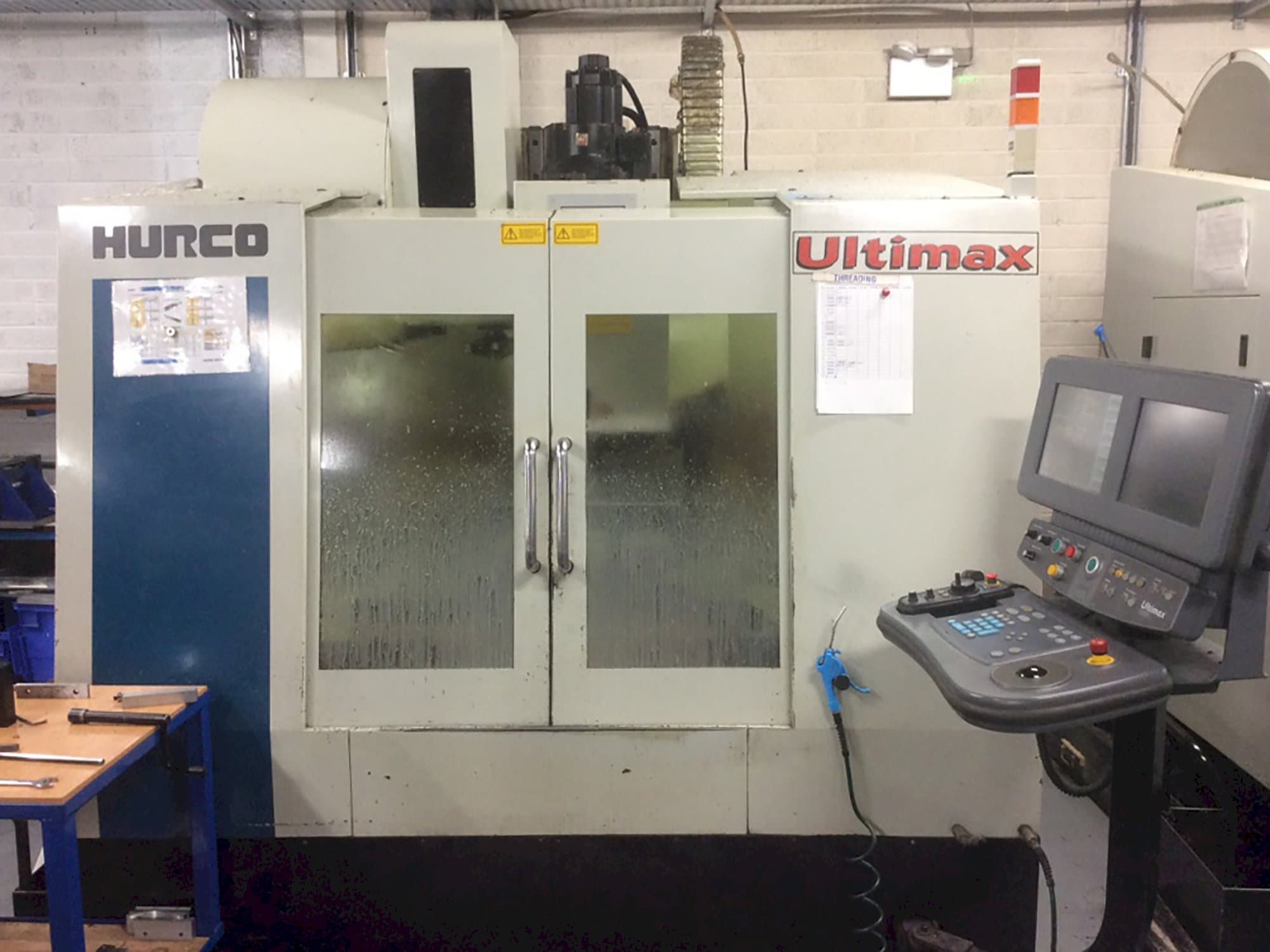 Vista frontal de la máquina Hurco Ultimax VMX30