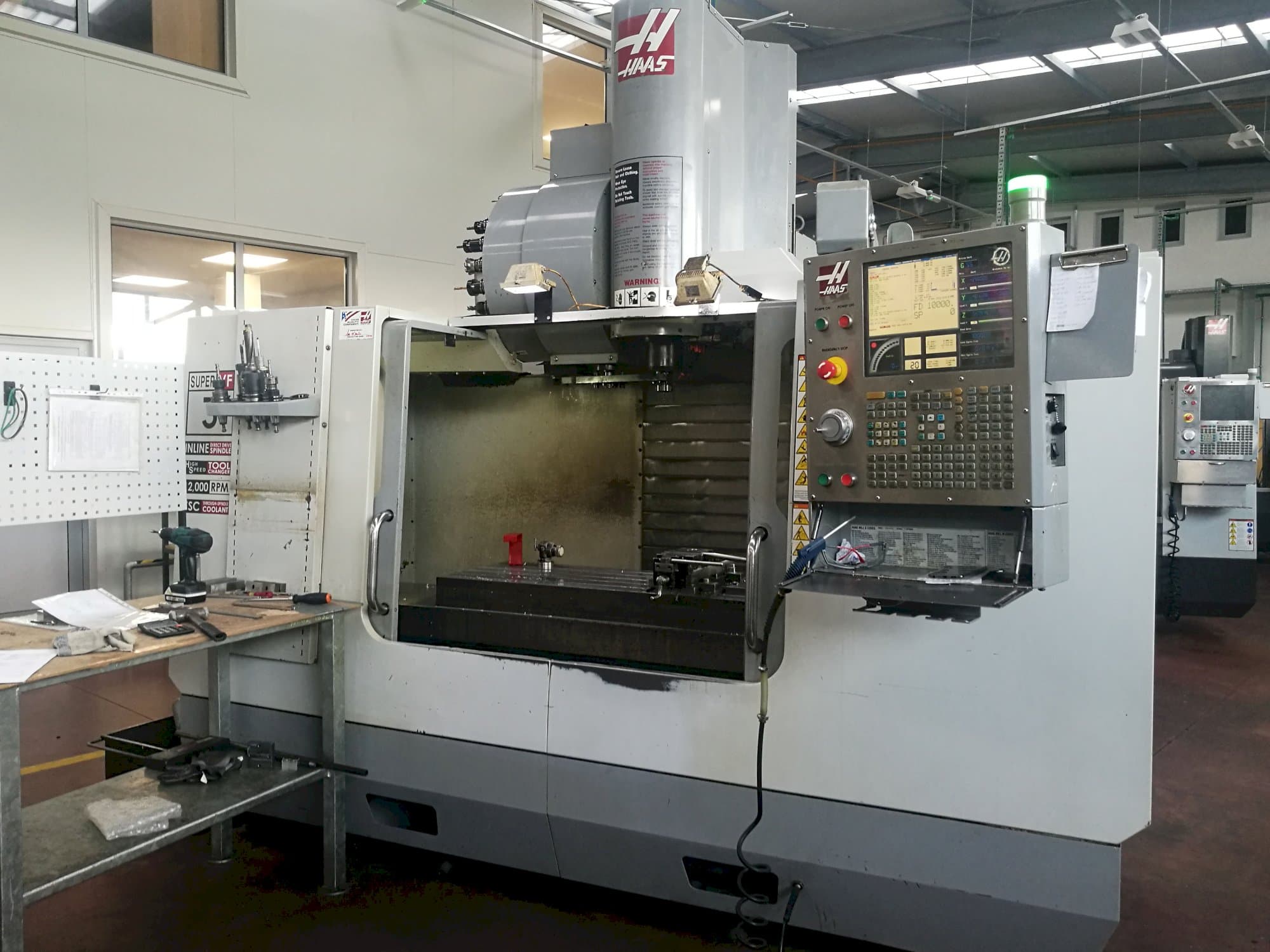 Vista frontal de la máquina HAAS VF-3SSHE