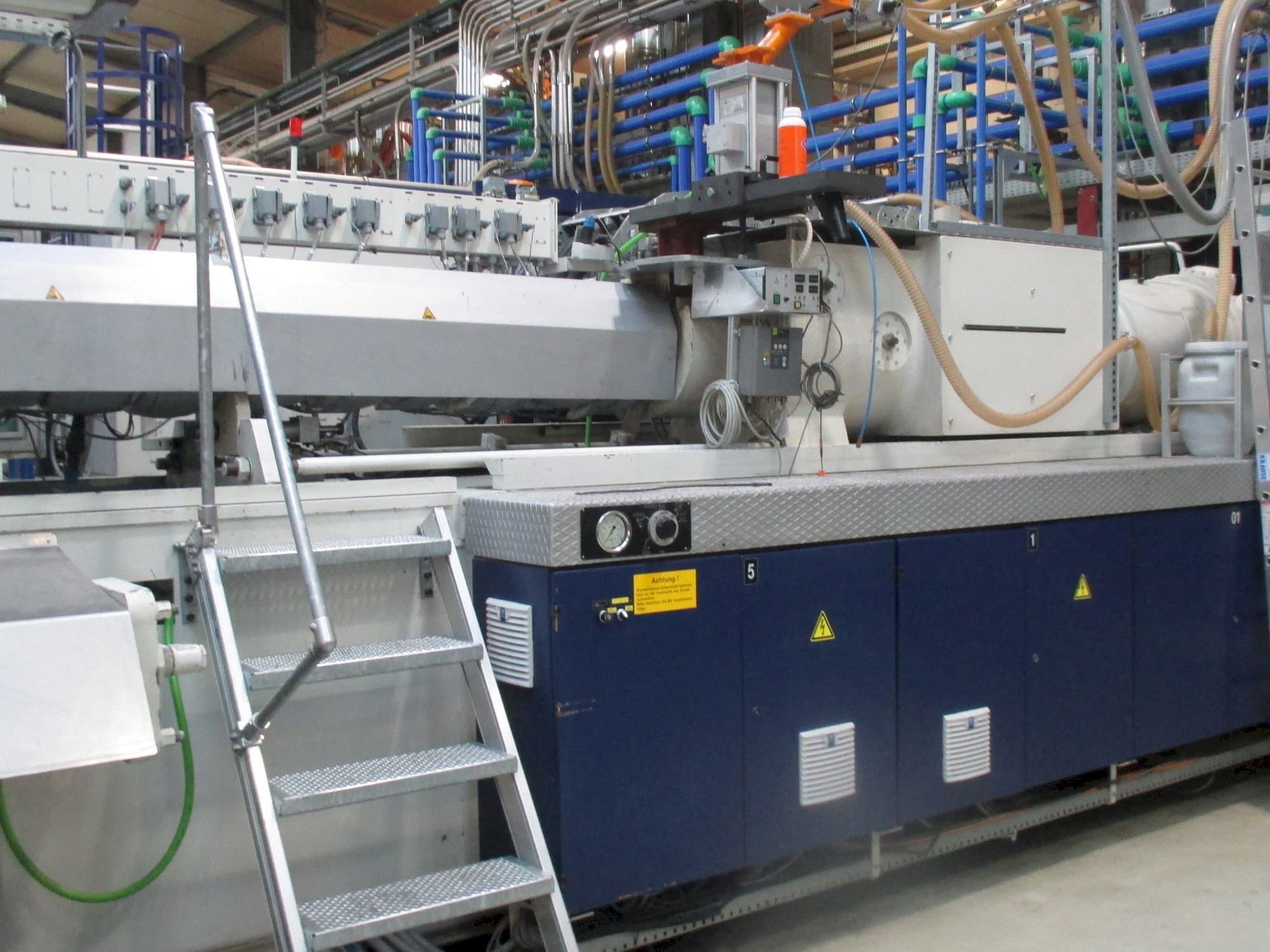 Vista frontal de la máquina Krauss Maffei 1300/14700 MC