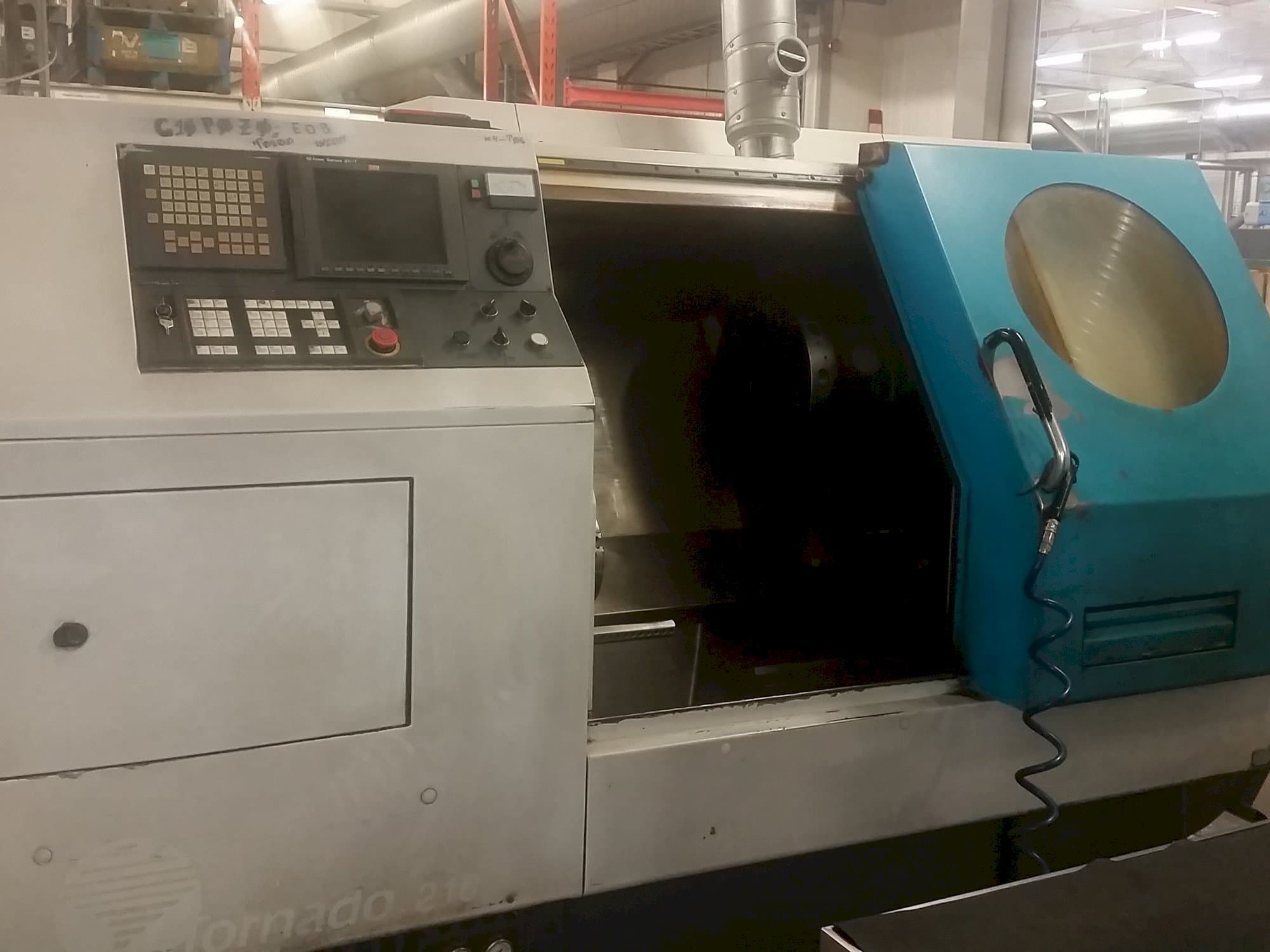Vista frontal de la máquina 600 Lathes Tornado 210