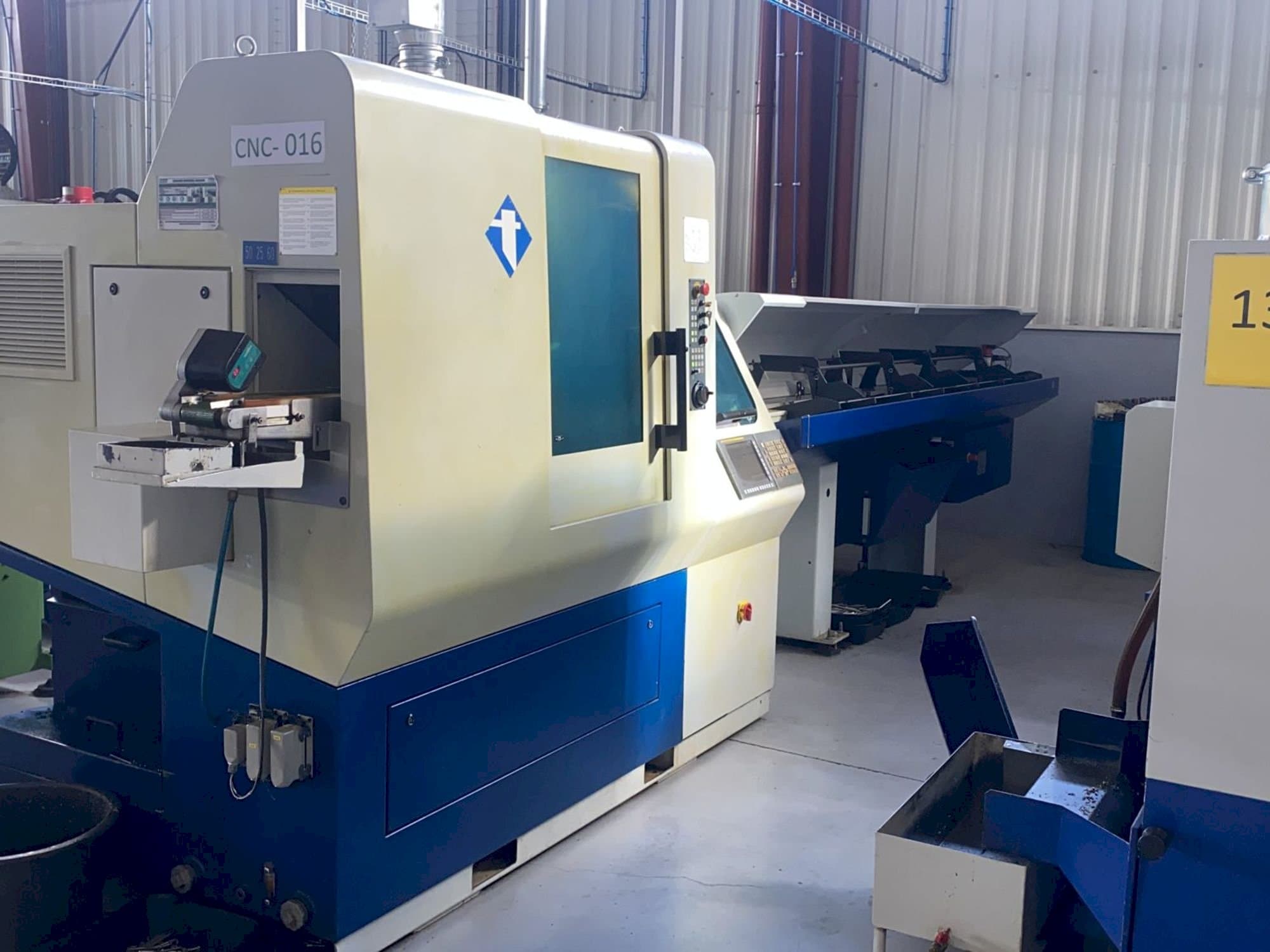 Vista frontal de la máquina Tornos DECO 20S