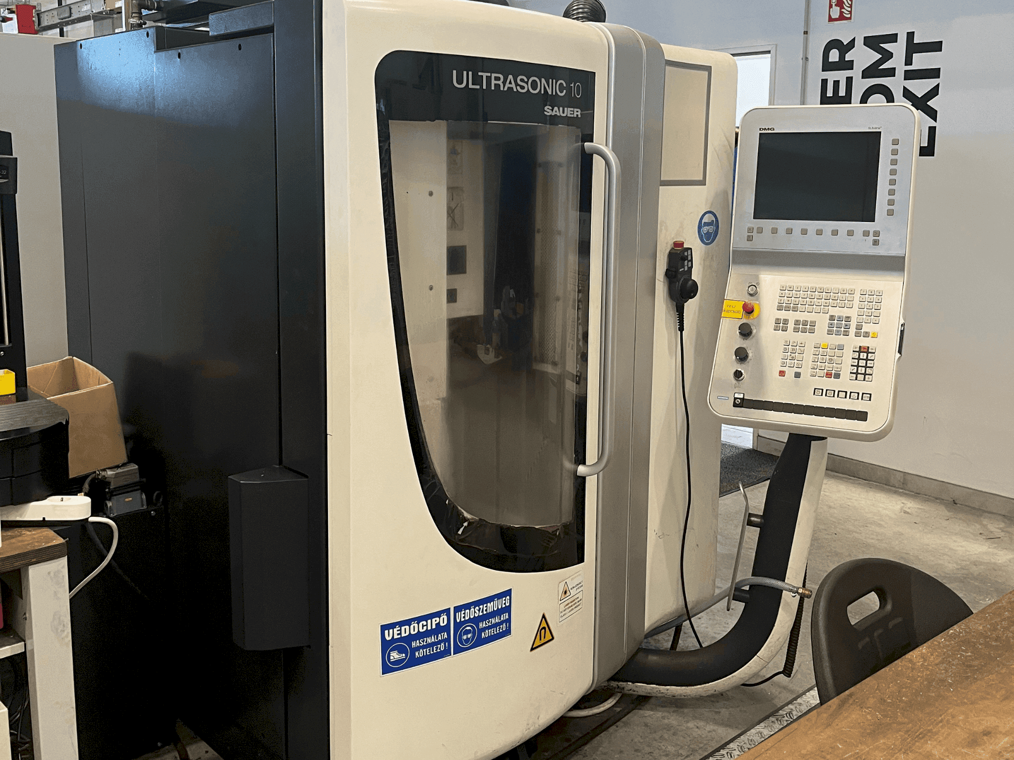 Vista frontal de la máquina DMG ULTRASONIC 10