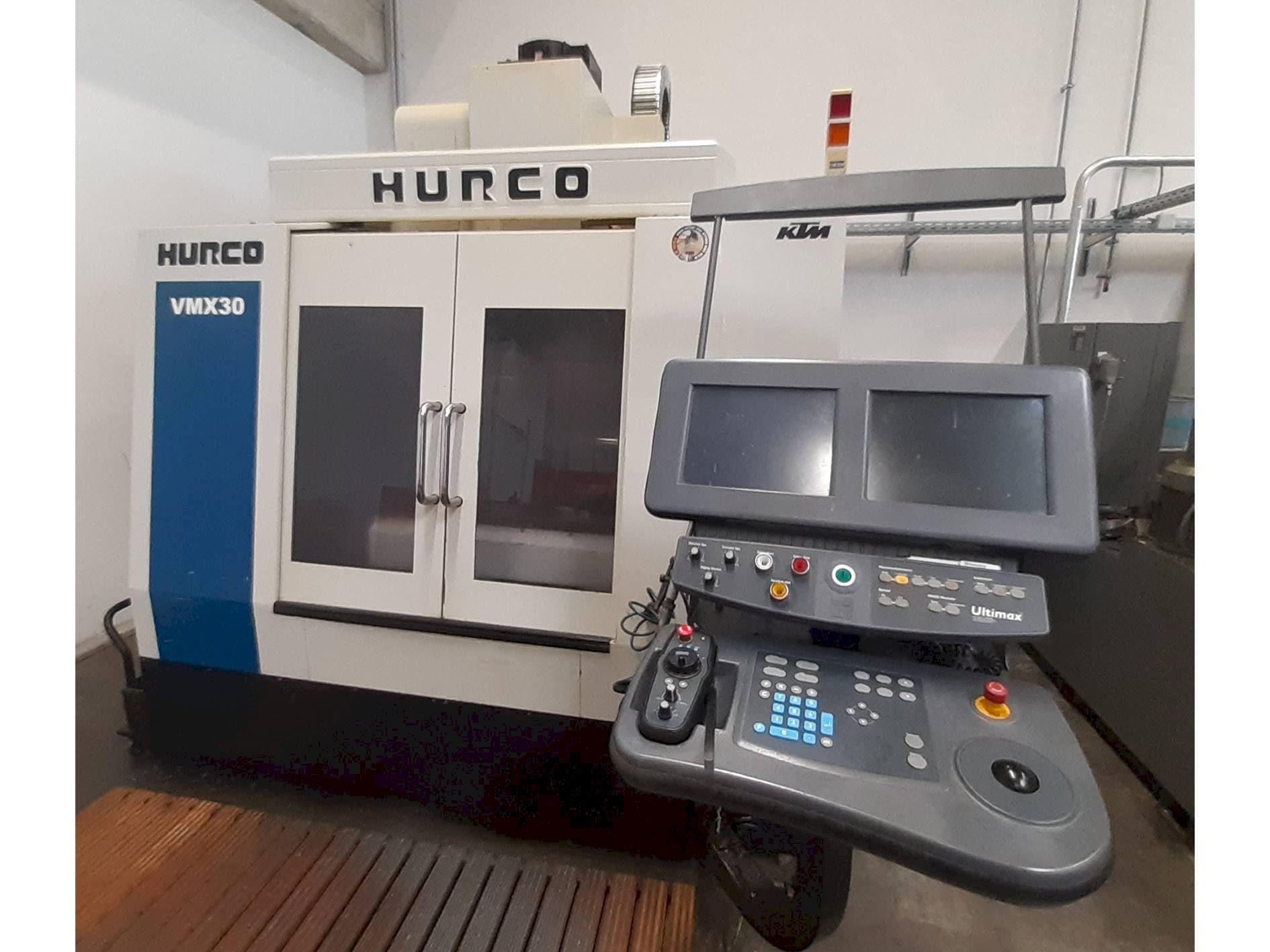 Vista frontal de la máquina Hurco VMX 30