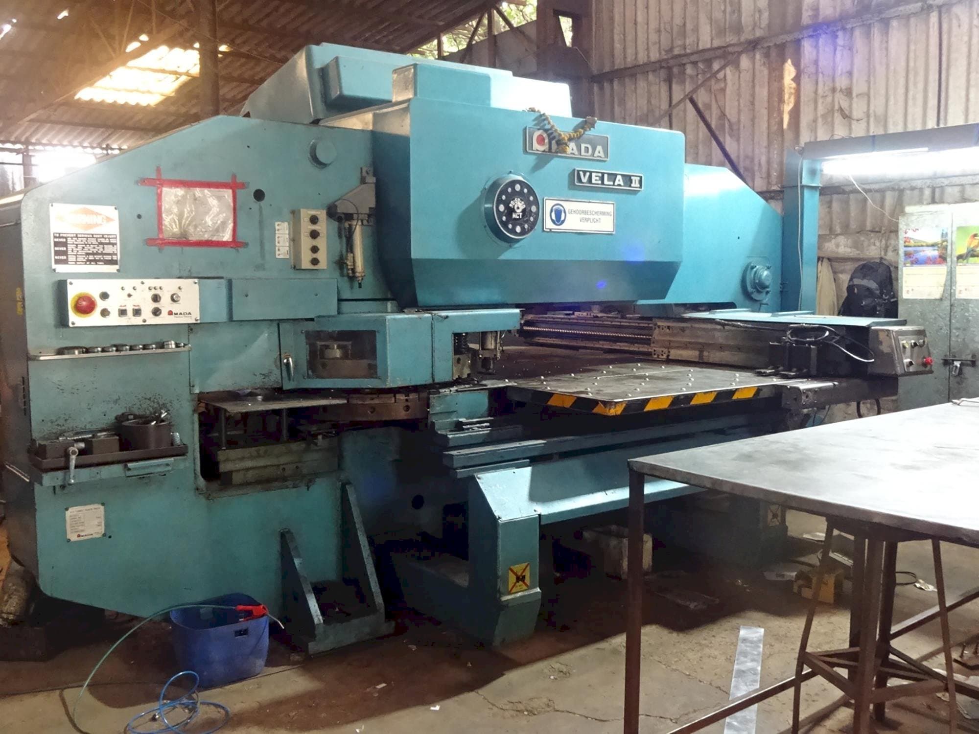 Vista izquierda de la máquina AMADA VELA II 355