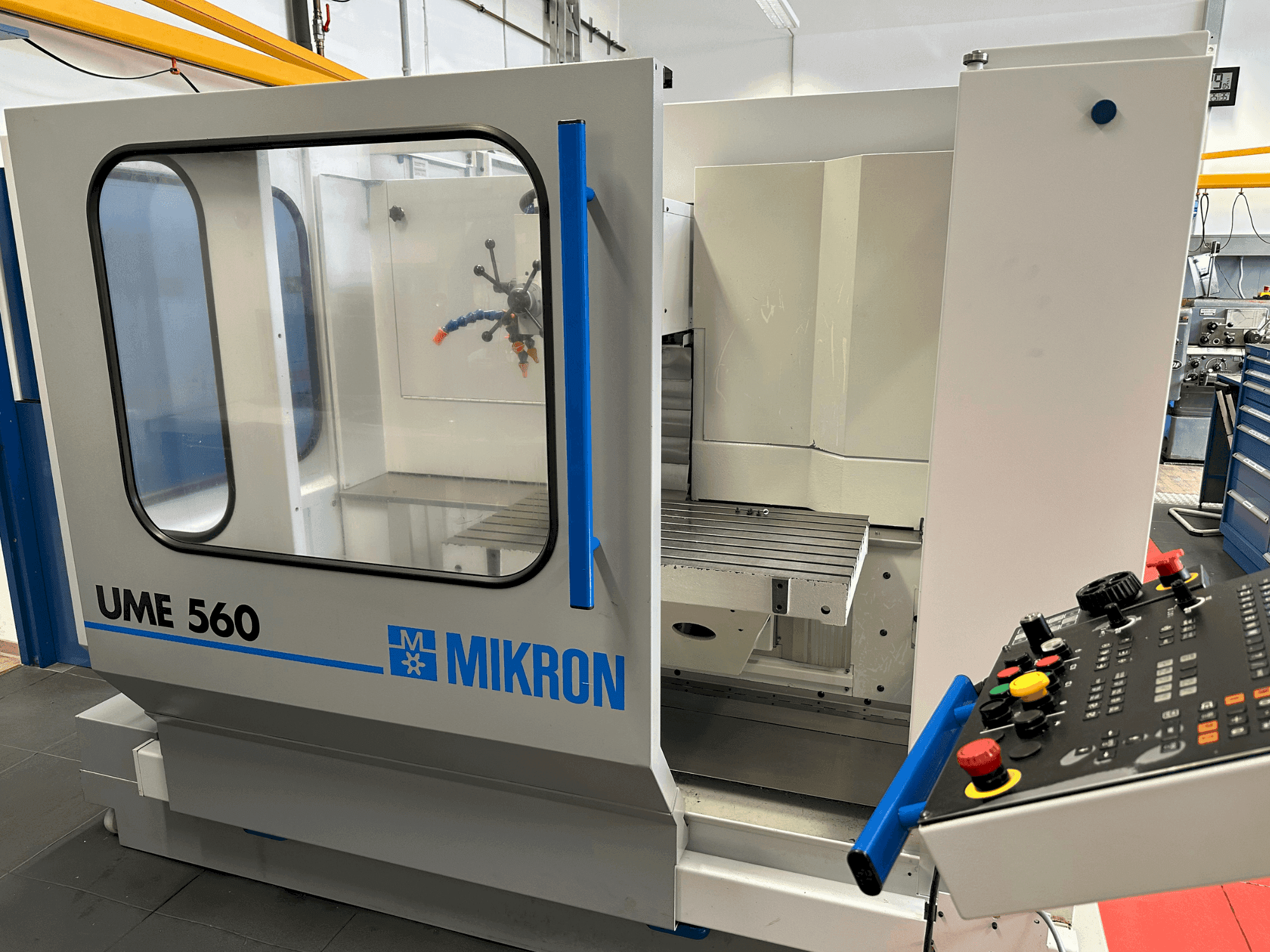 Vista frontal de la máquina MIKRON UME-560