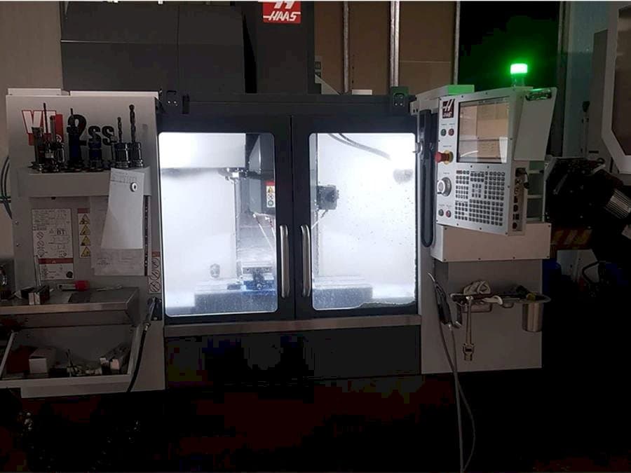Vista frontal de la máquina HAAS VF-2SS