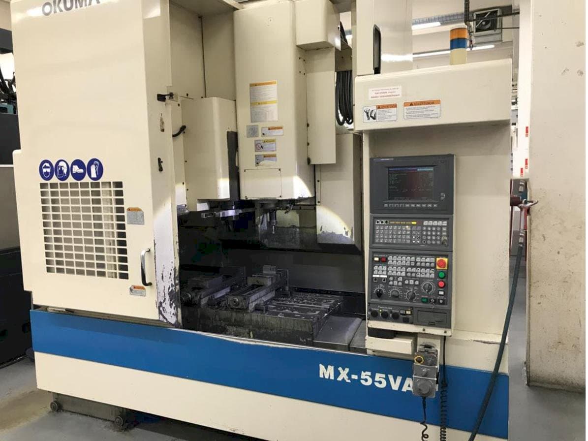Vista frontal de la máquina Okuma MX55