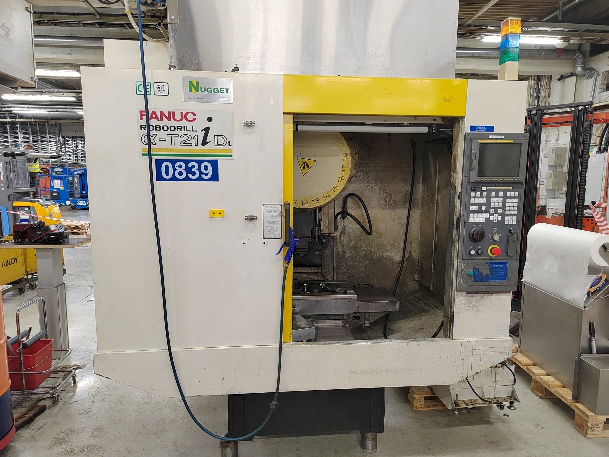 Vista frontal de la máquina FANUC Robodrill Alpha-T21iDL