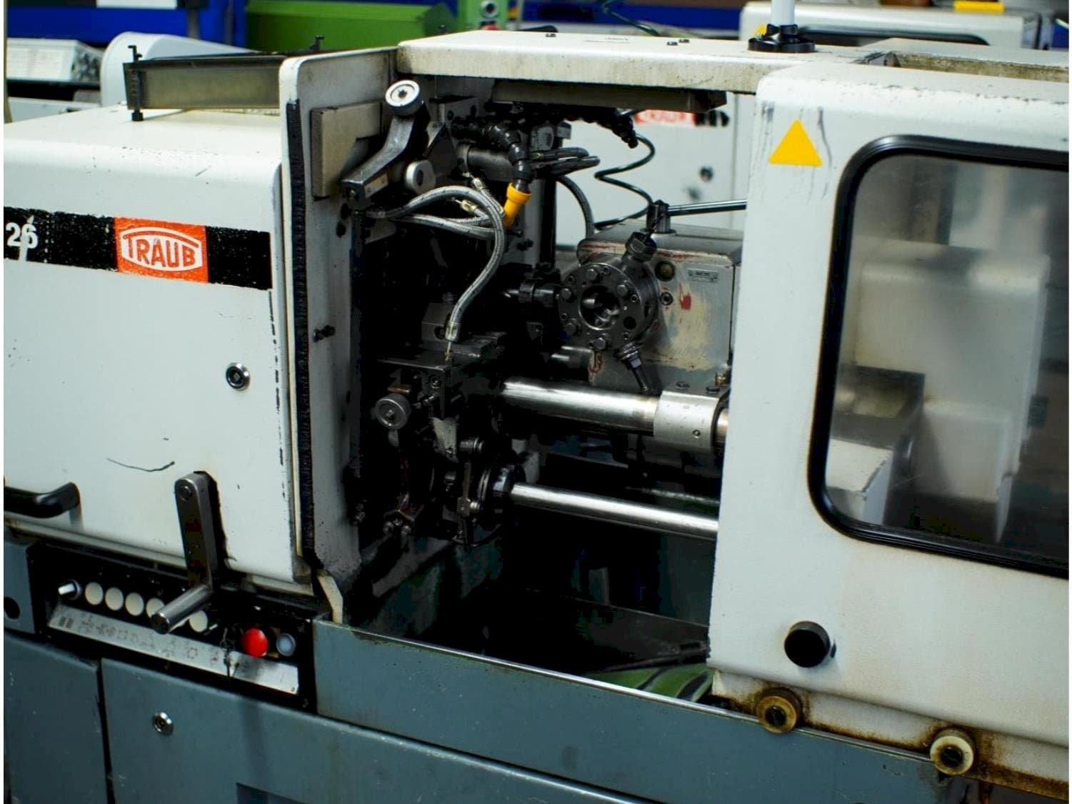 Vista frontal de la máquina TRAUB TK42