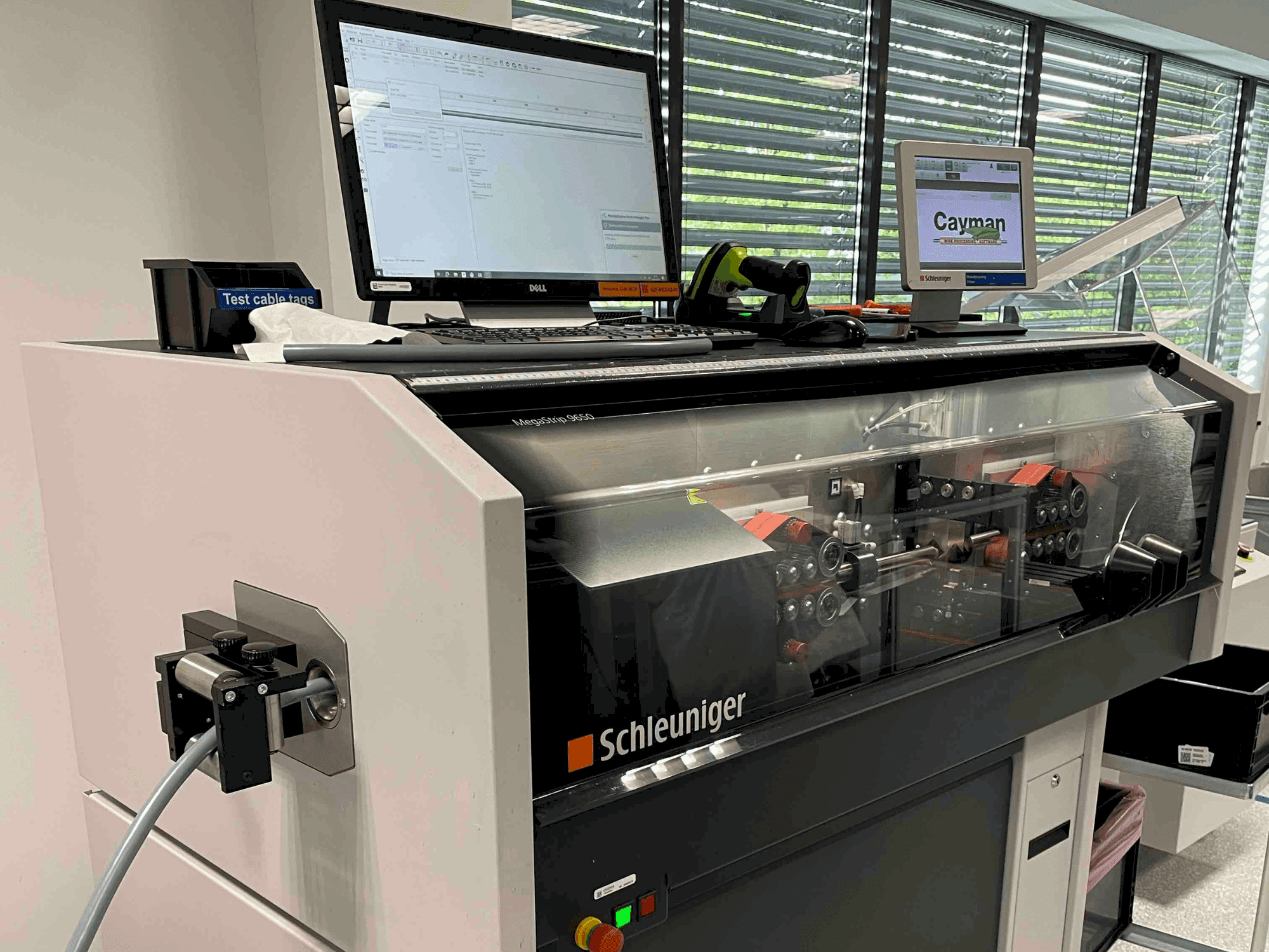 Vista frontal de la máquina Schleuniger MegaStrip 9650