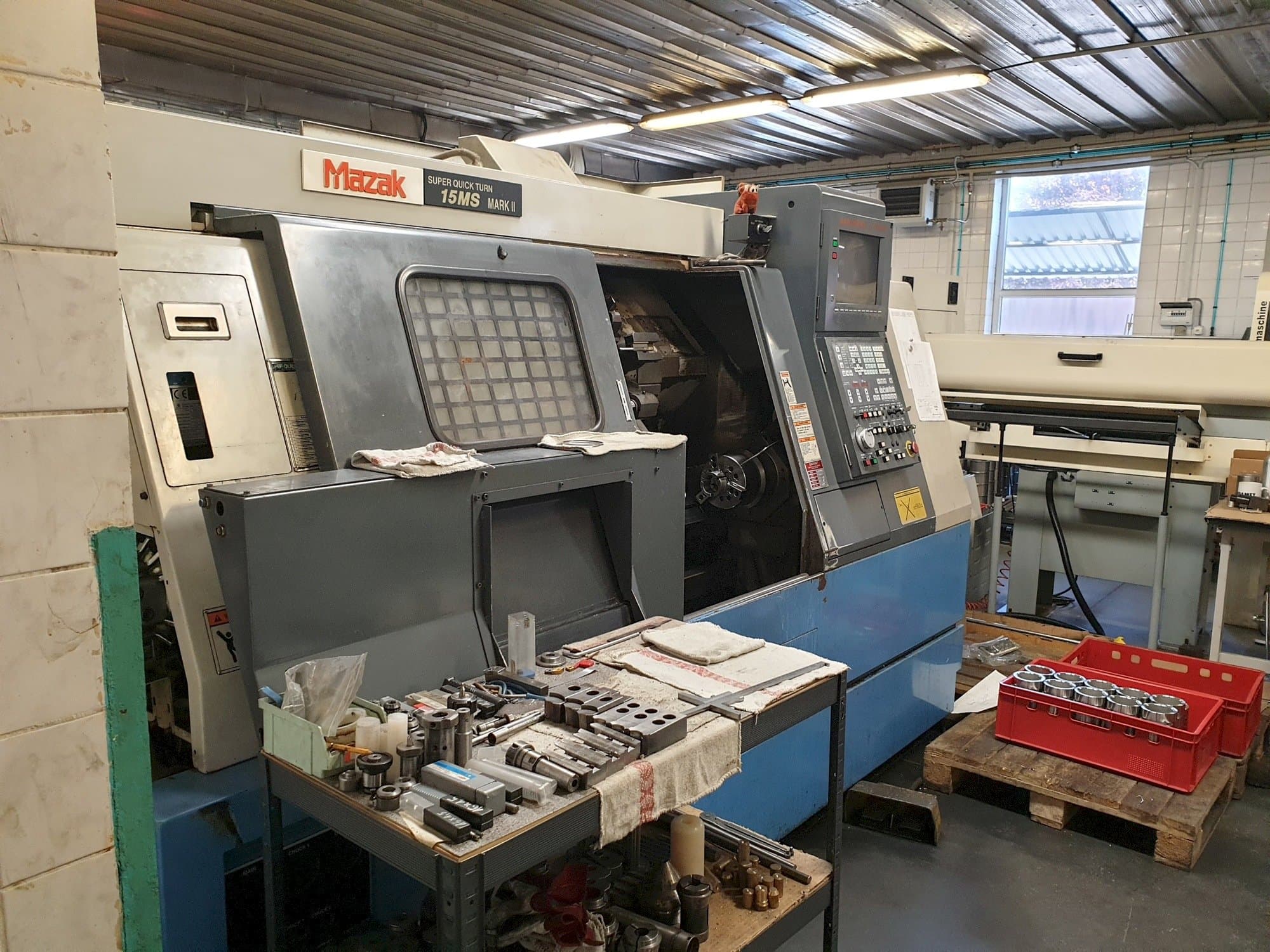 Vista frontal de la máquina Mazak SQT 15MS