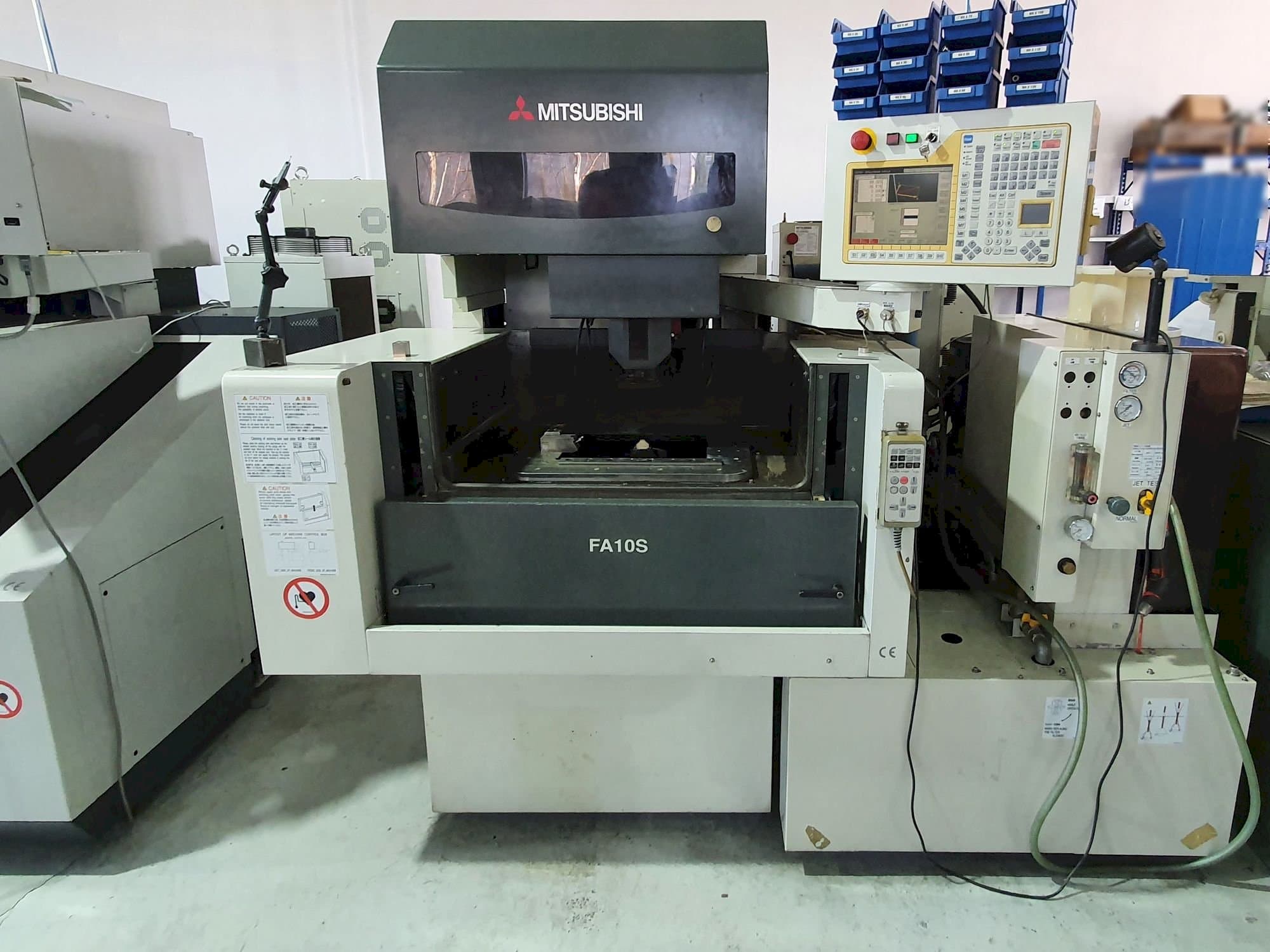 Vista frontal de la máquina Mitsubishi FA10SM