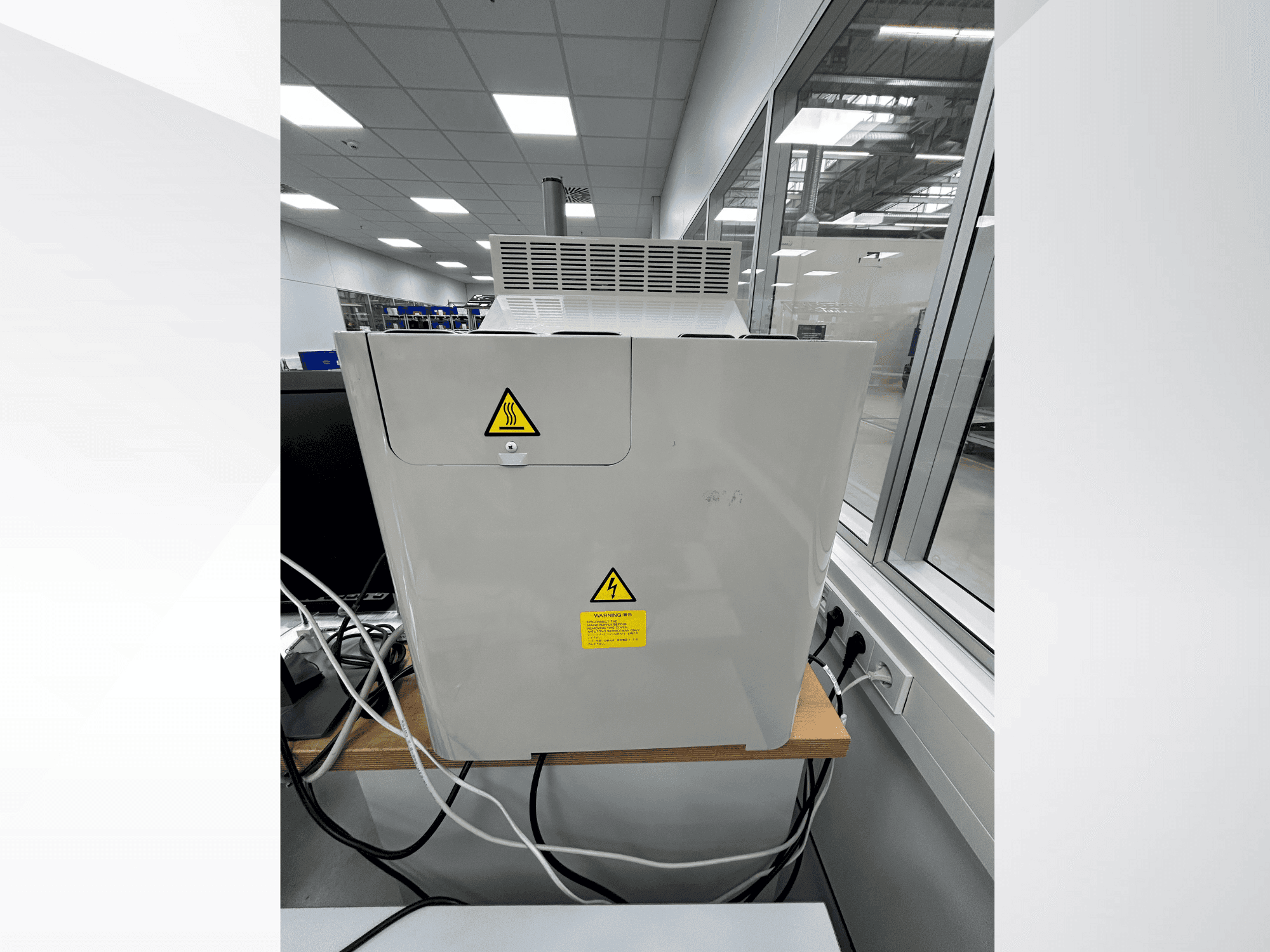 Vista frontal de la máquina Mitutoyo Quick Scope QS-250Z