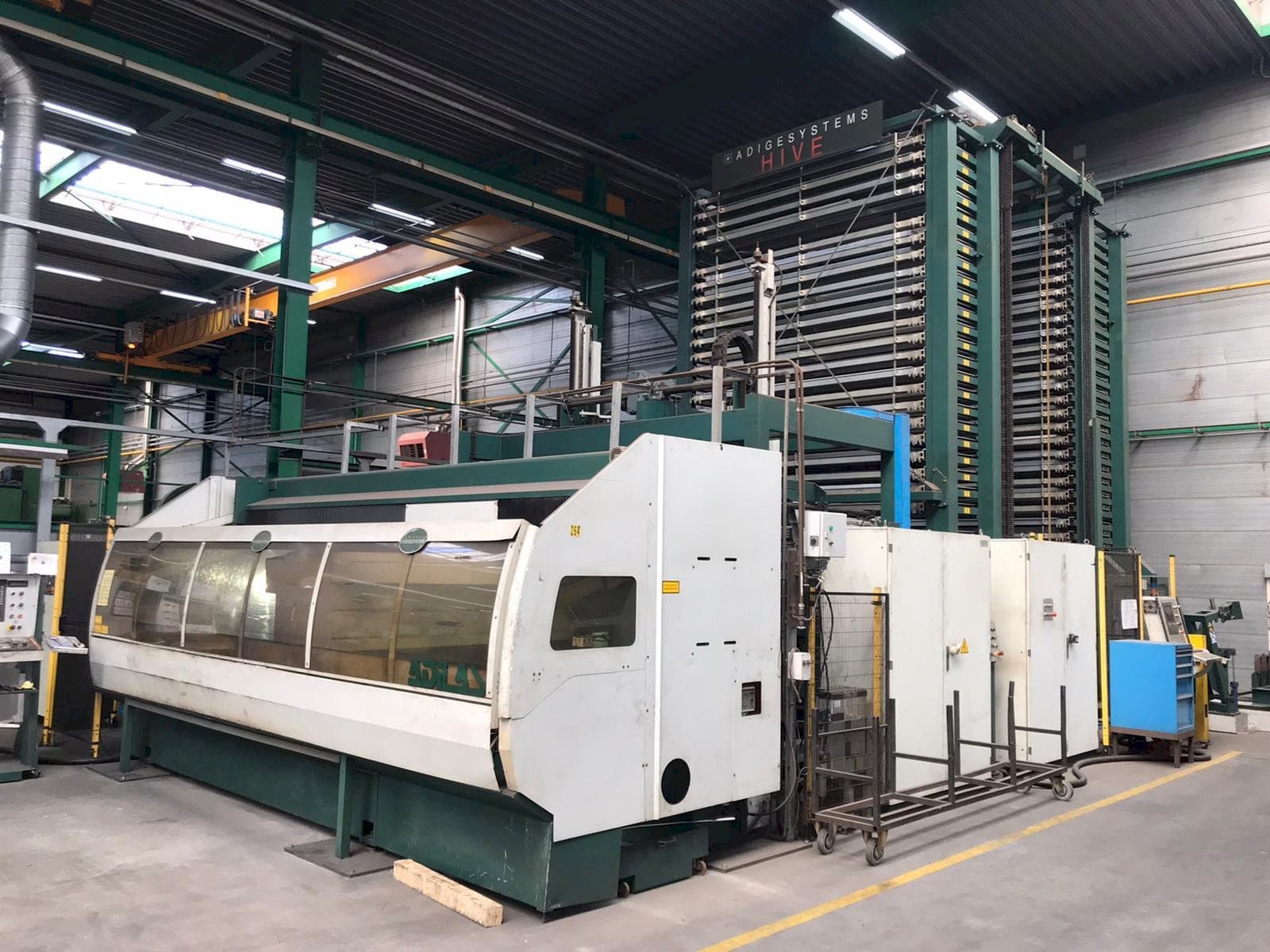 Vista frontal de la máquina BLM Adige Adilas 3,2kW CO2 laser 3015 + automation