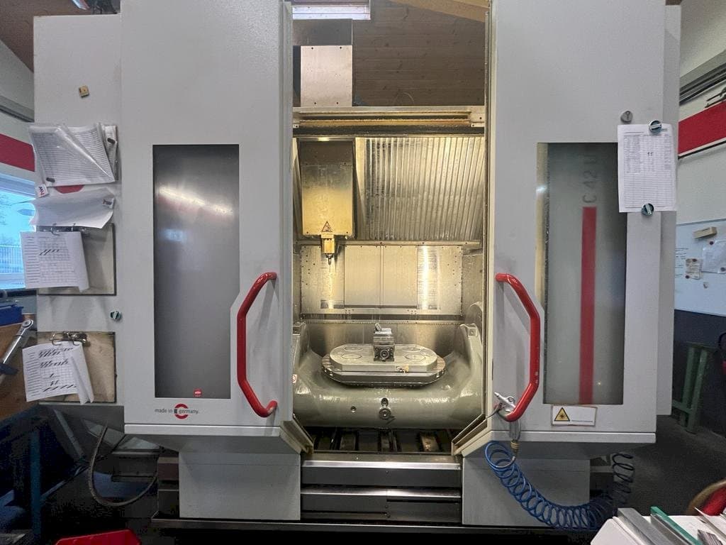 Vista frontal de la máquina HERMLE C42 U