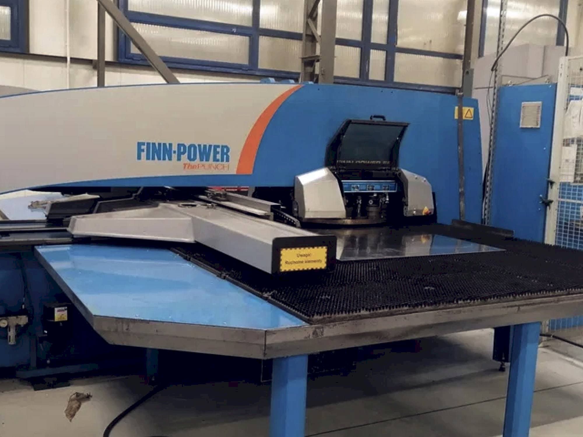 Vista frontal de la máquina Finn-Power E5x