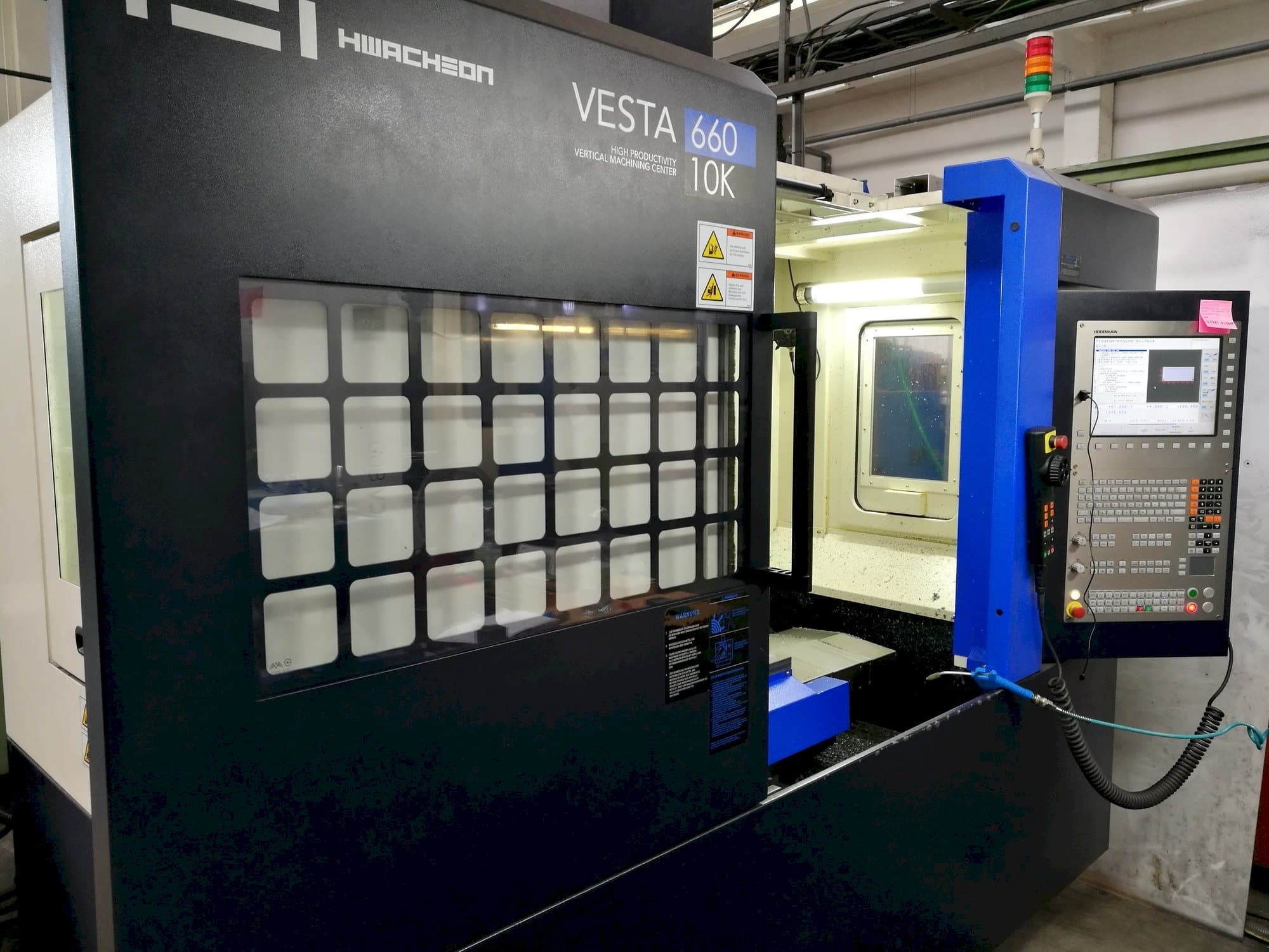 Vista frontal de la máquina HWACHEON Vesta-600