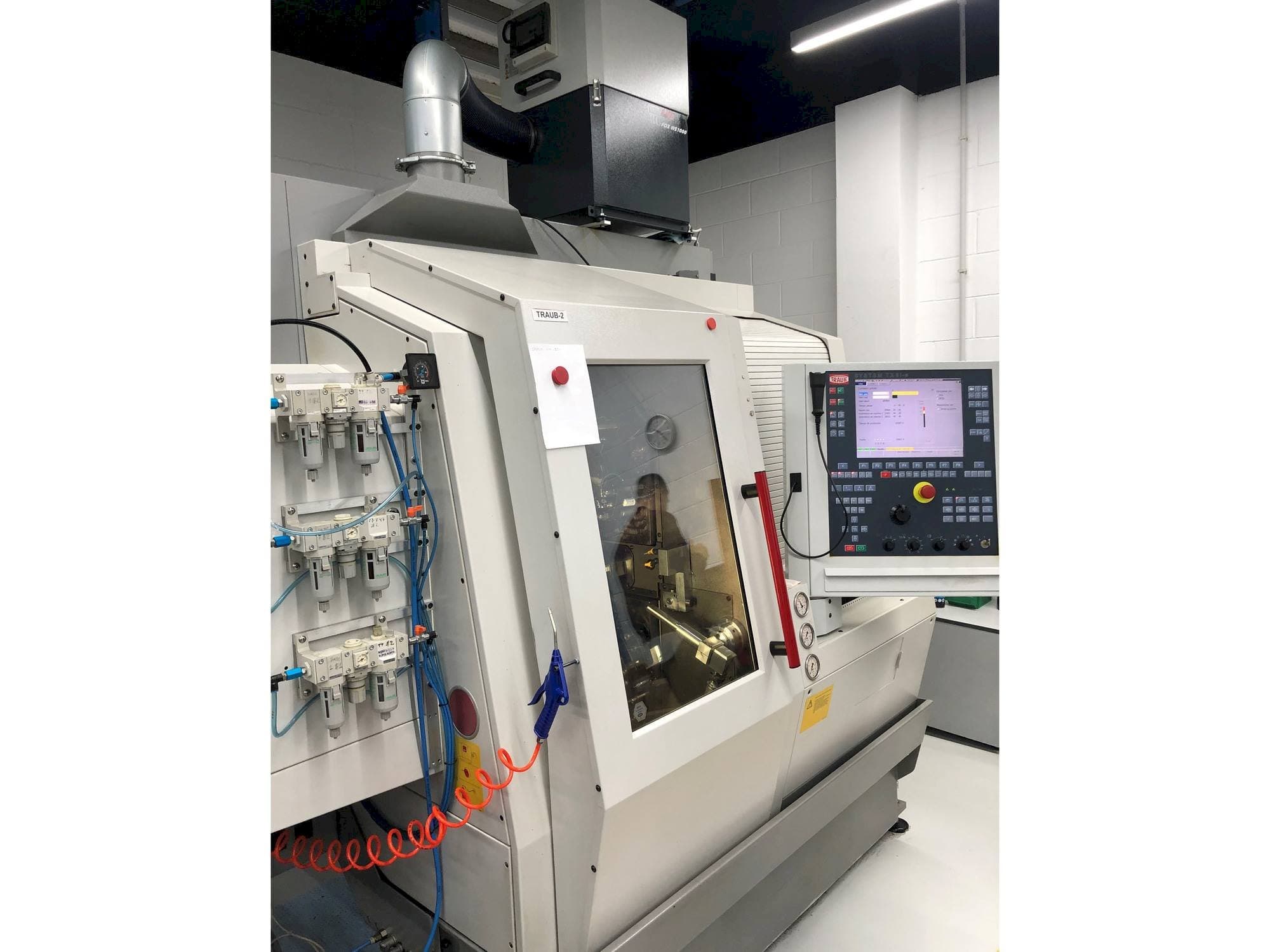 Vista lateral izquierda de la máquina TRAUB TNL 18