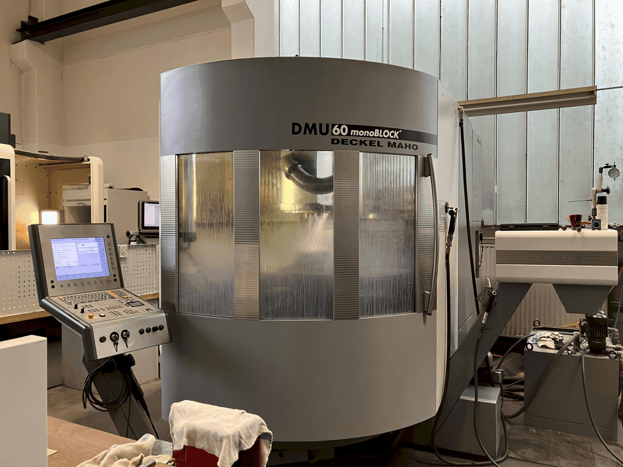 Vista frontal de la máquina DMG DMU 60 monoBlock