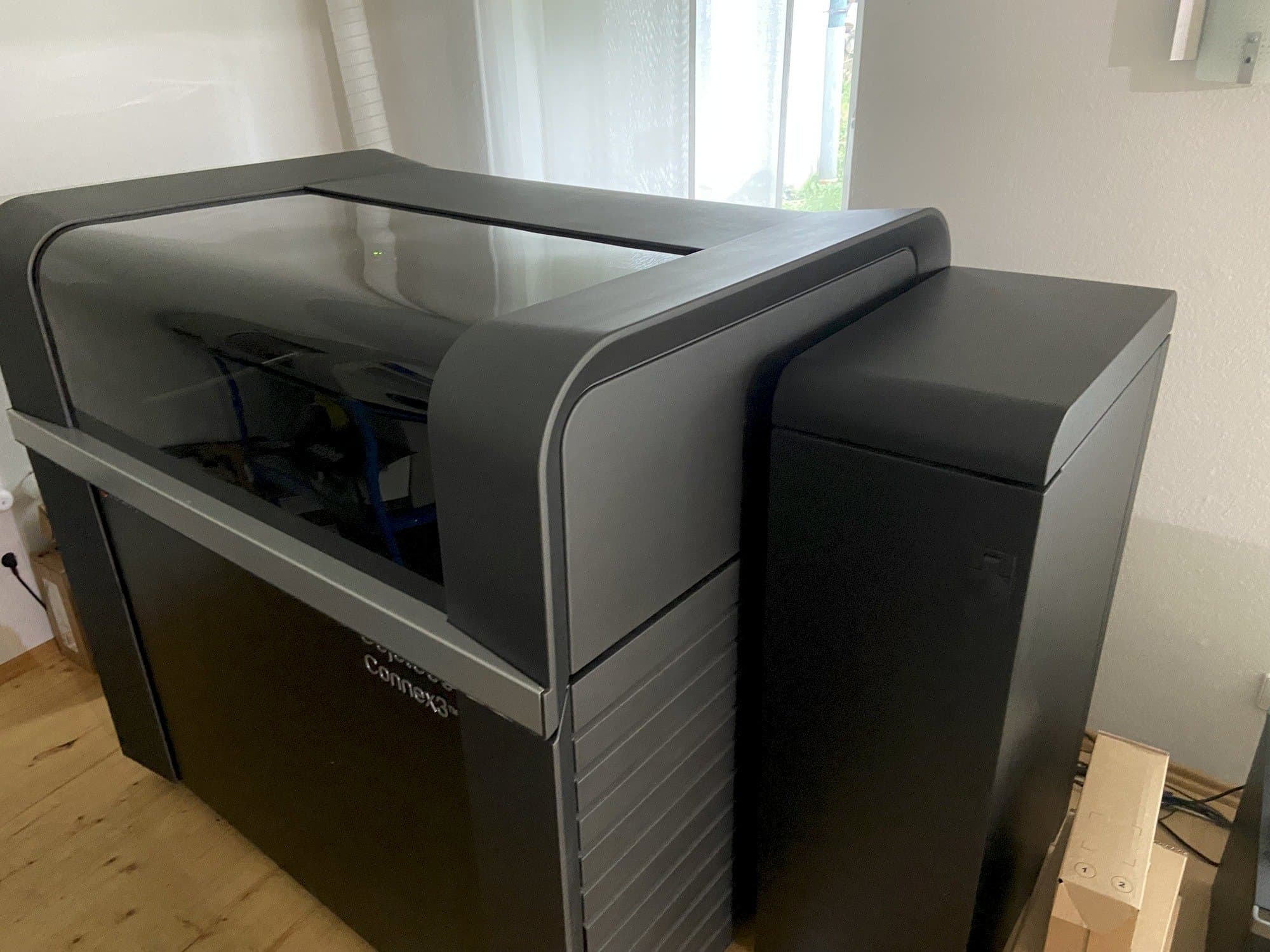 Vista frontal de la máquina Stratasys Objet500 Connex3