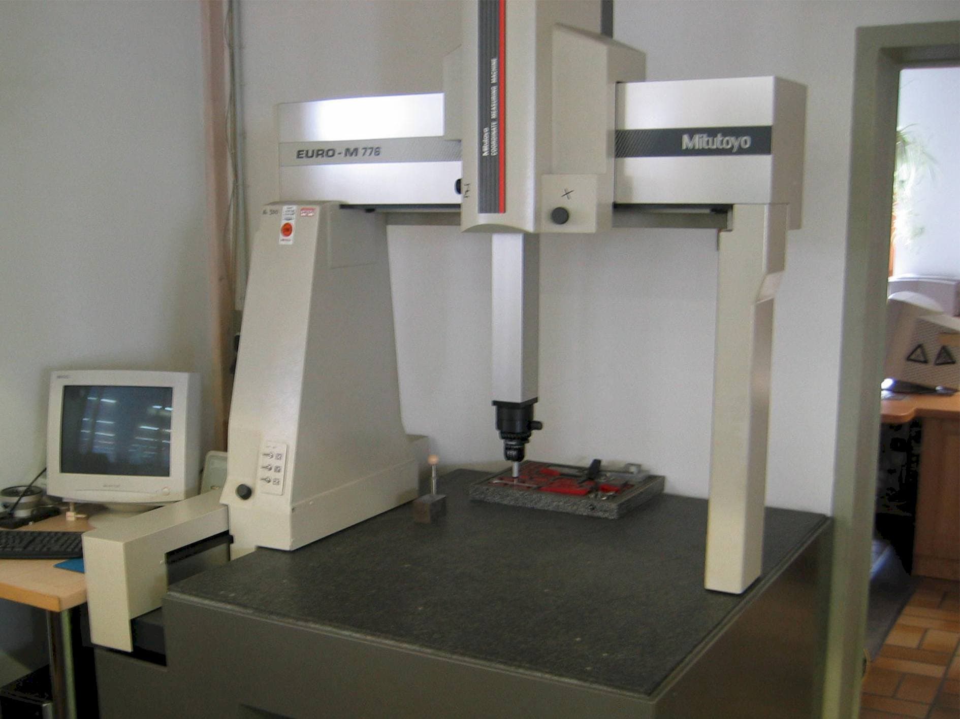 Vista frontal de la máquina Mitutoyo Messmaschine Euro M