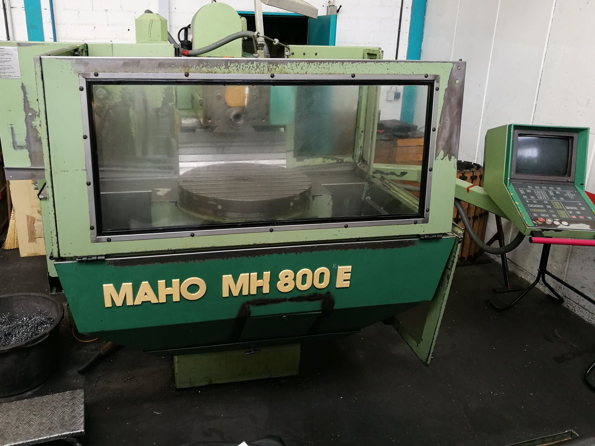 Vista frontal de la máquina Maho MH 800 E
