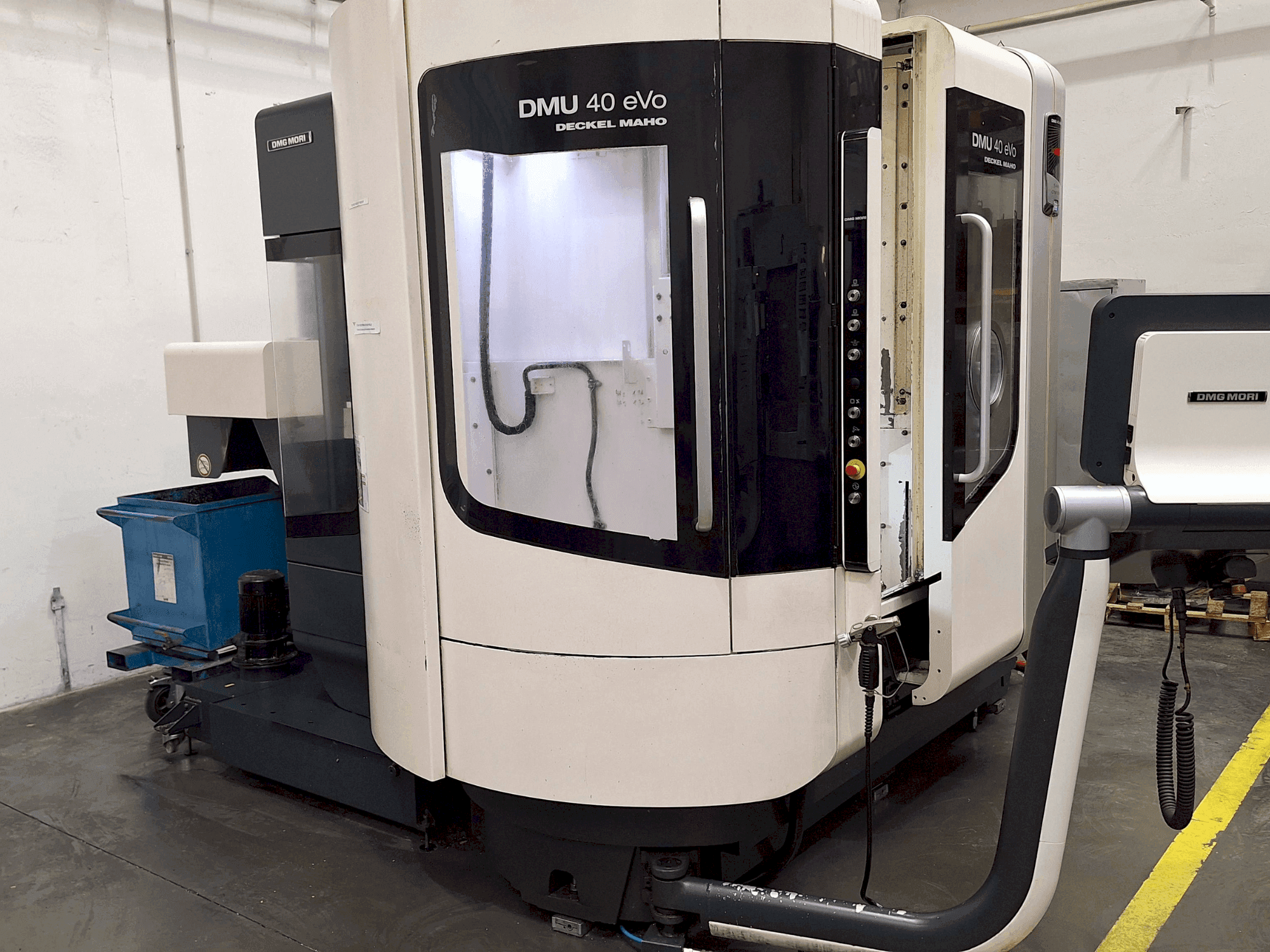 Vista frontal de la máquina DMG MORI DMU 40 eVo