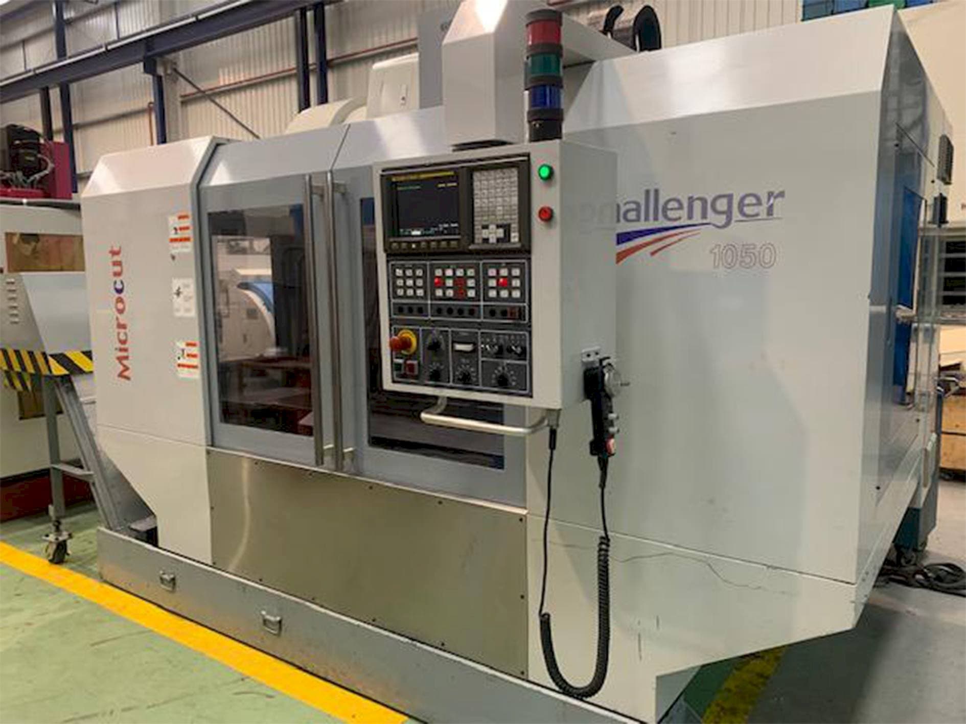 Vista frontal de la máquina MICROCUT Challenger 1050